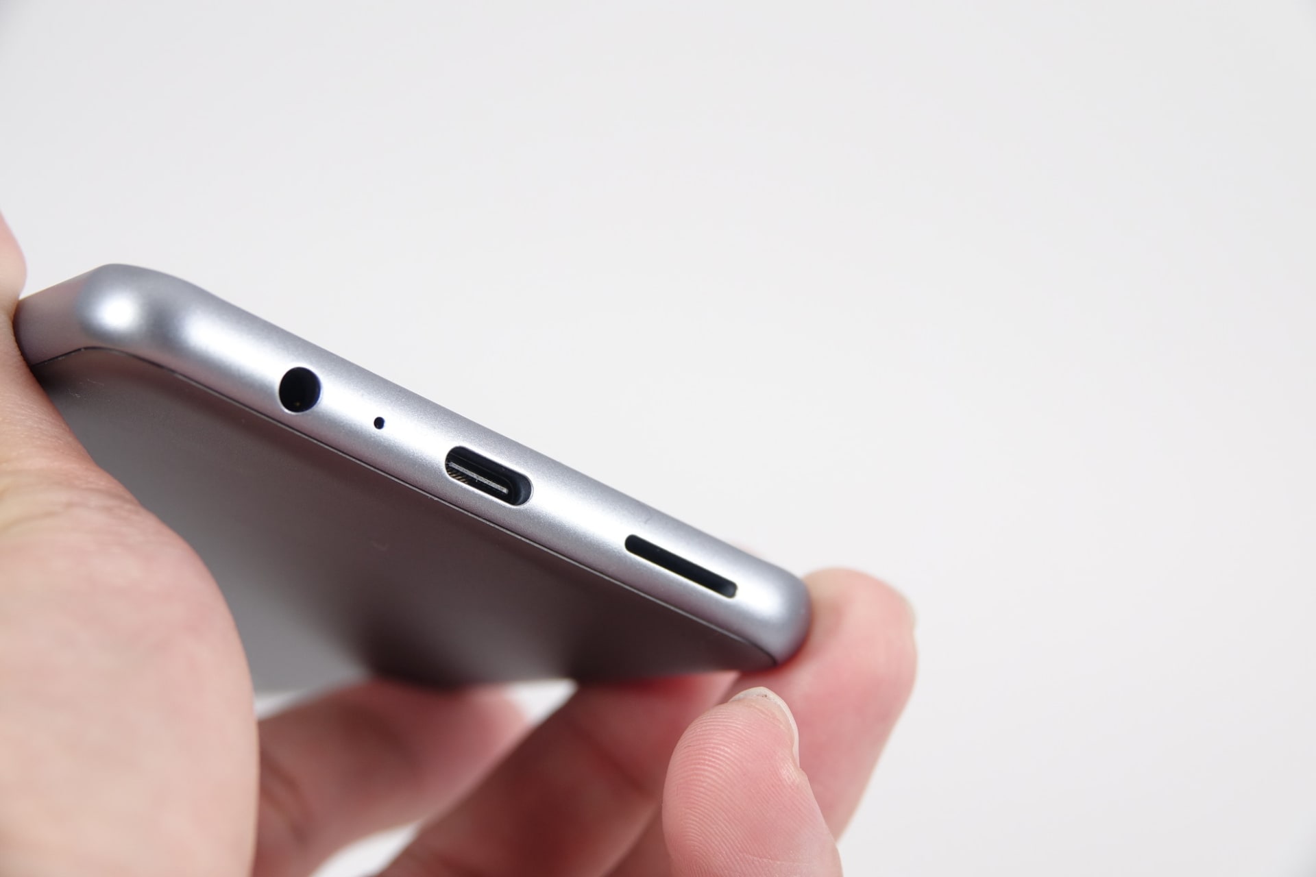 下側面には3.5mmオーディオジャックとUSB Type-C端子が搭載。横長の開口部はスピーカー