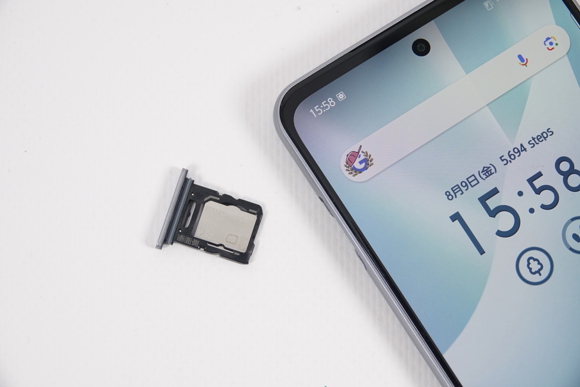 SIMトレイ、画面側にはnanoSIMカード（左）、裏面側にはmicroSDカード（右）を収められる