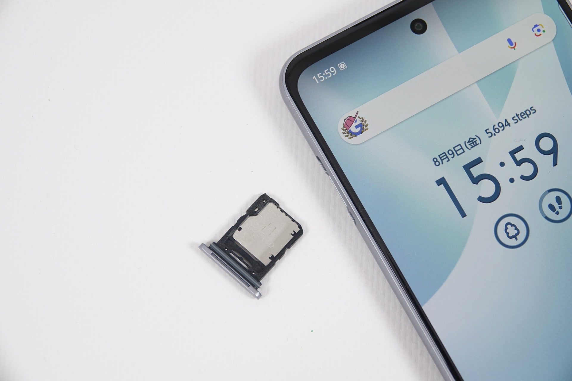 SIMトレイ、画面側にはnanoSIMカード（左）、裏面側にはmicroSDカード（右）を収められる