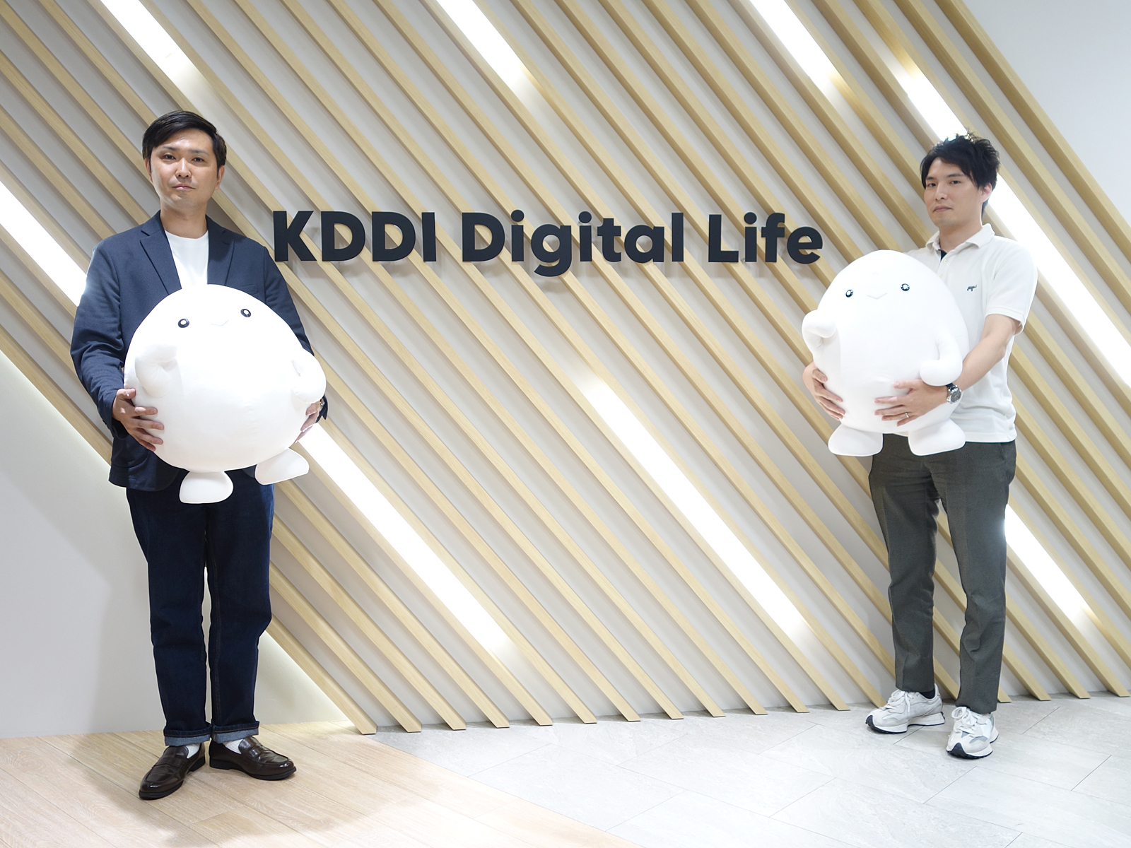 KDDI Digital Lifeのヤマダさん（左）、ヨシウチさん（右）に、povo2.0のお話をトコトン聞きました