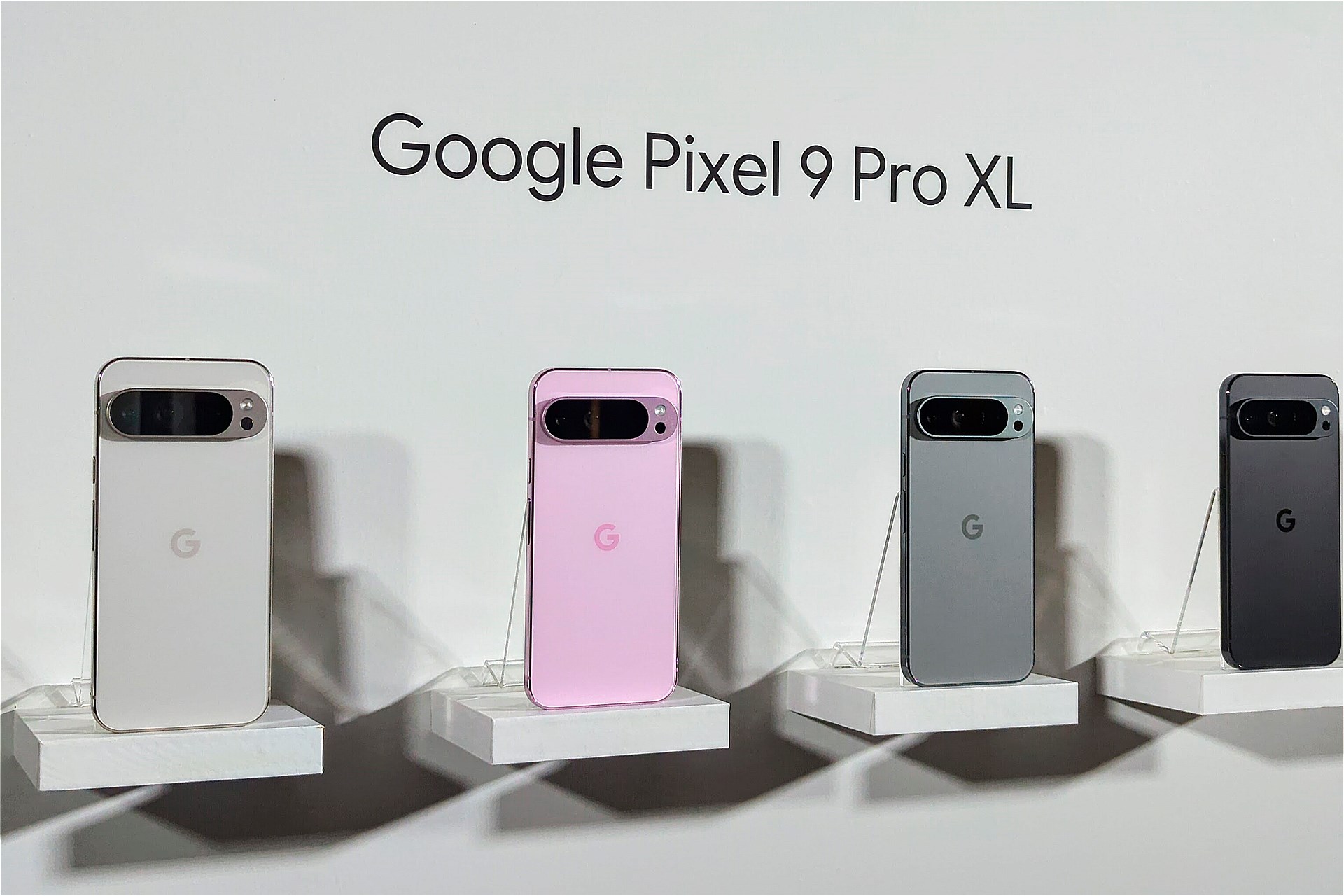 Proモデルは通常の「Pixel 9 Pro」と「Pixel 9Pro XL」の2サイズになったが、「Pixel 8 Pro」のサイズ感を引き続くのは「Pixel 9 Pro XL」。