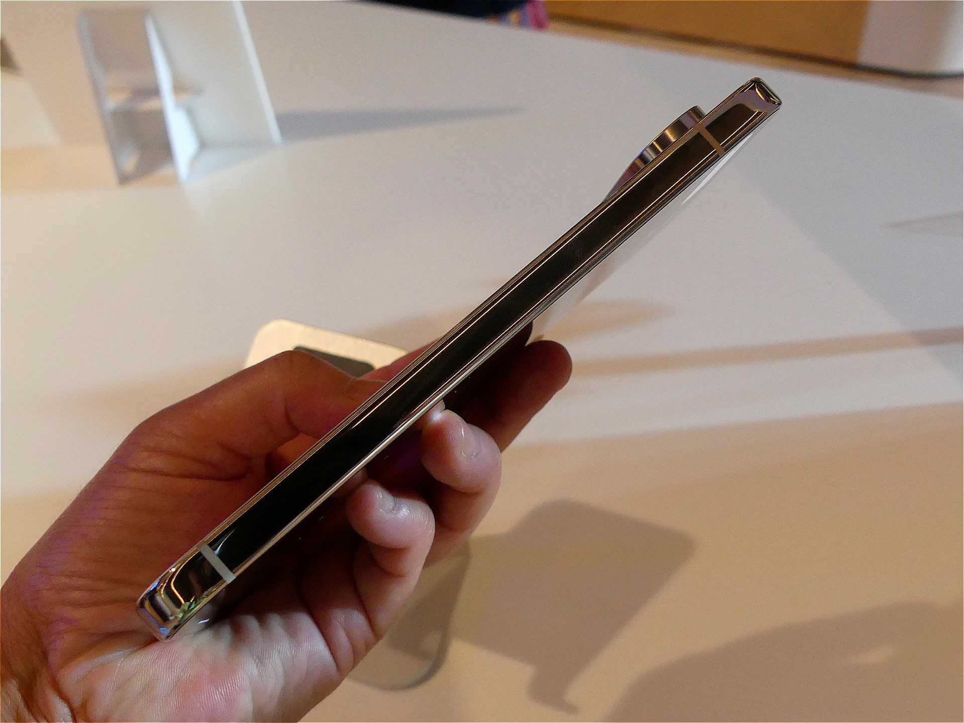 Pixel 9 Pro XLの側面は磨き上げられたメタルフレーム。