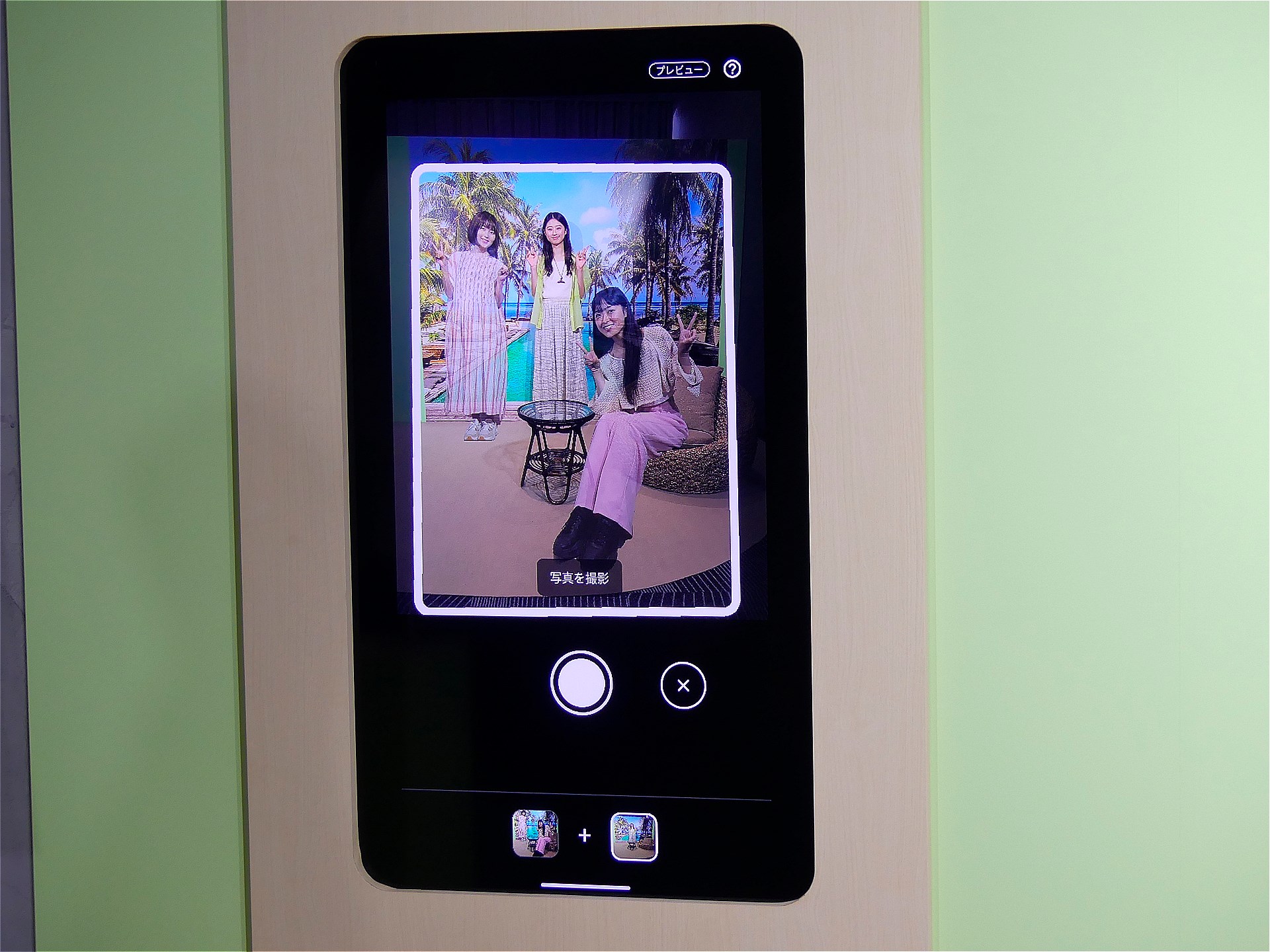 3人の集合写真を撮るシーン。後から1人加わることを考慮して2人の位置を決めて撮影。その後、撮影者だった残りの1人を、画面上の画像に合わせて撮影する。その後、1枚の写真に合成された集合写真ができあがる