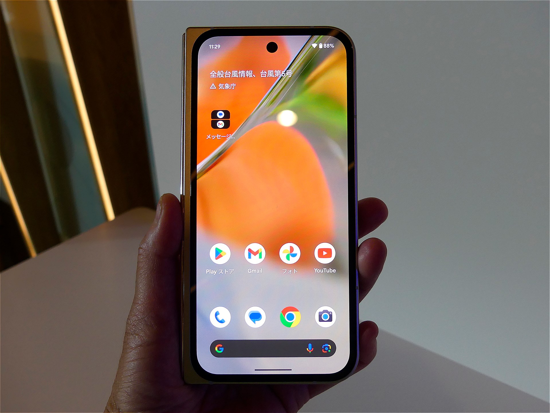 閉じているときは一般のスマホと同じ感覚で使える。開いたときは正方形に近い。
