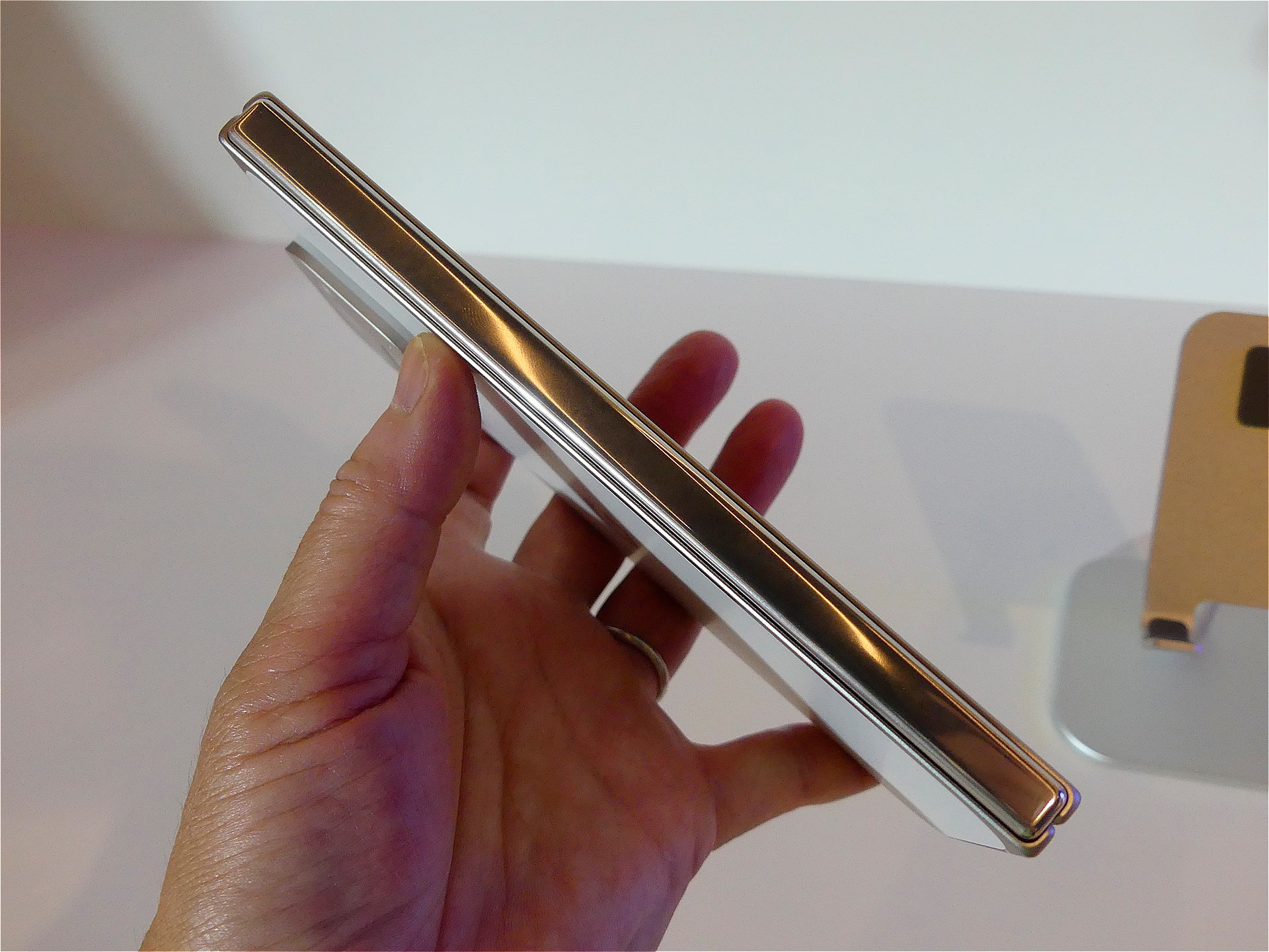 閉じたときの側面と背面。