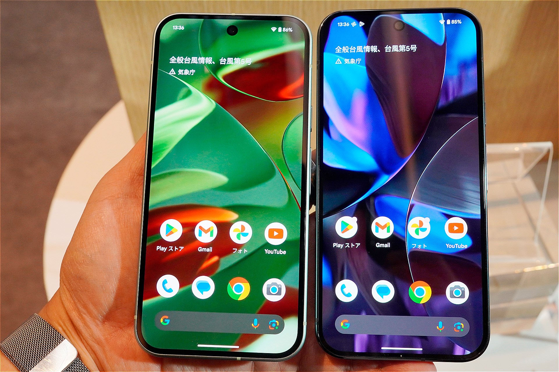 左がPixel 9、右がPixel 9 Pro。サイズや形状の差がないため、正面からだと区別しづらい