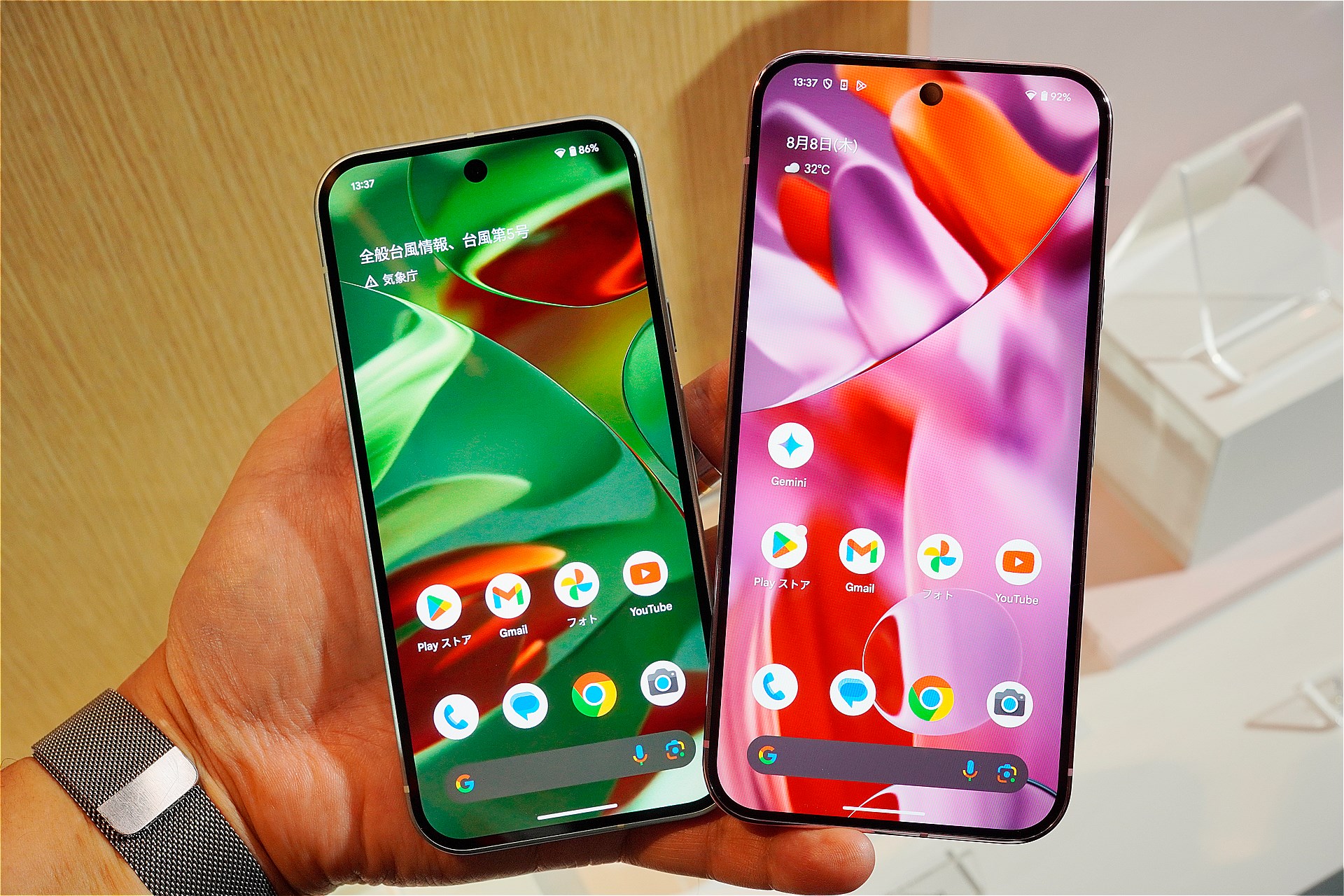 右がPixel 9 Pro XL。従来のProモデルに近いサイズ感だ。ちなみに、8月22日に発売されるのは、左のPixel 9とPixel 9 Pro XLのみ。先代モデルが存在する2機種が、先行発売されるようだ