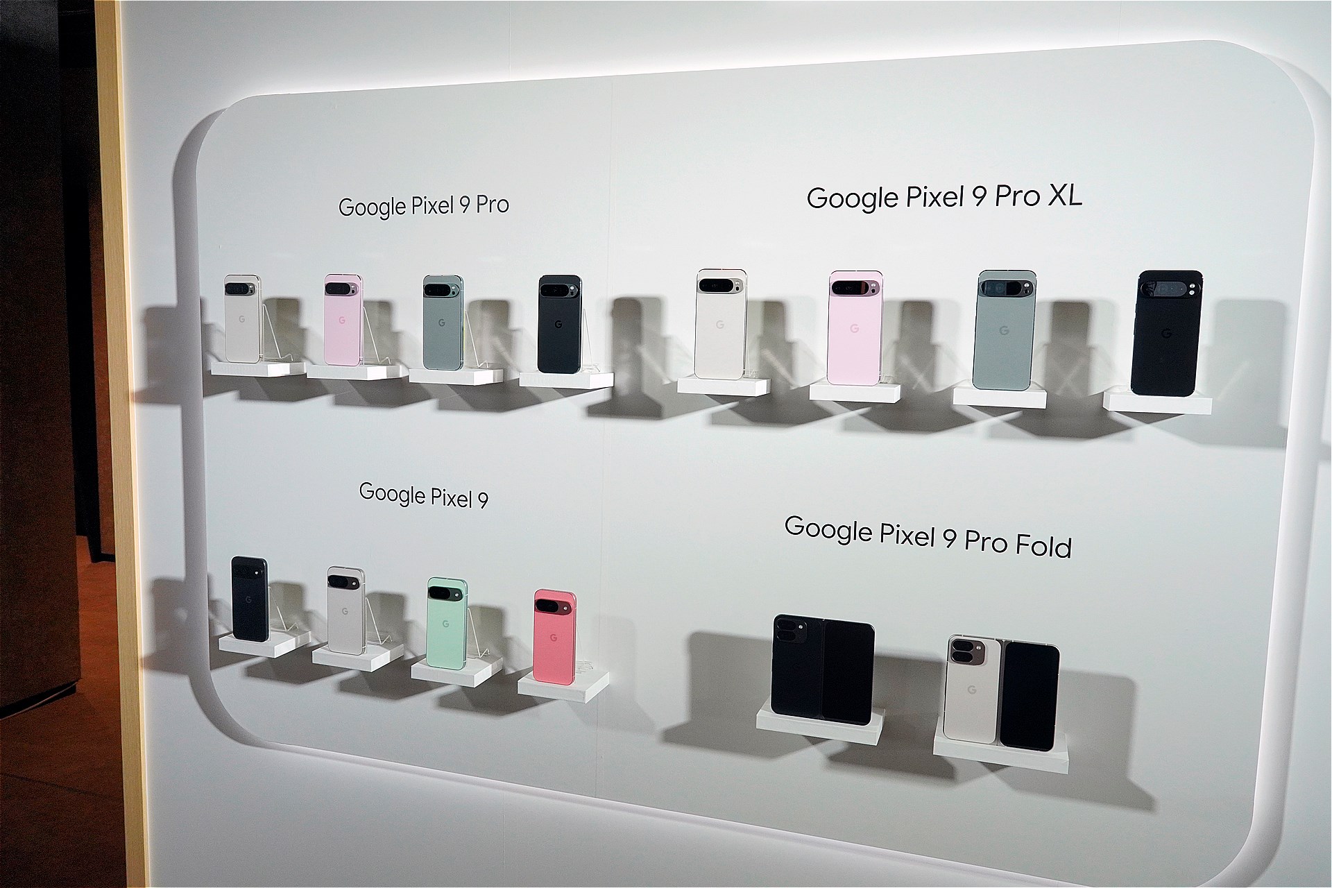 日本で発売される全モデル、全カラー。Pixel 9は、他のモデルより発色がよく、ポップな仕上がりになっている。価格がもっとも安いだけに、カジュアルさを売りにしているようだ