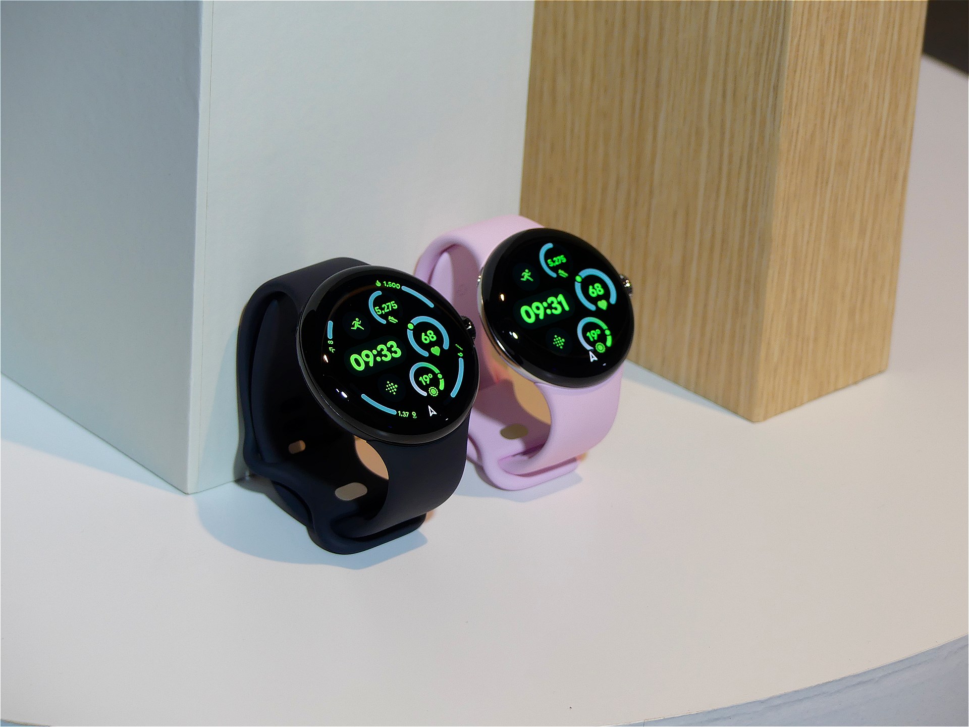 45mmモデル（手前）と41mmモデル。45mmモデルは明らかにディスプレイ大きくなり見やすそうだ。