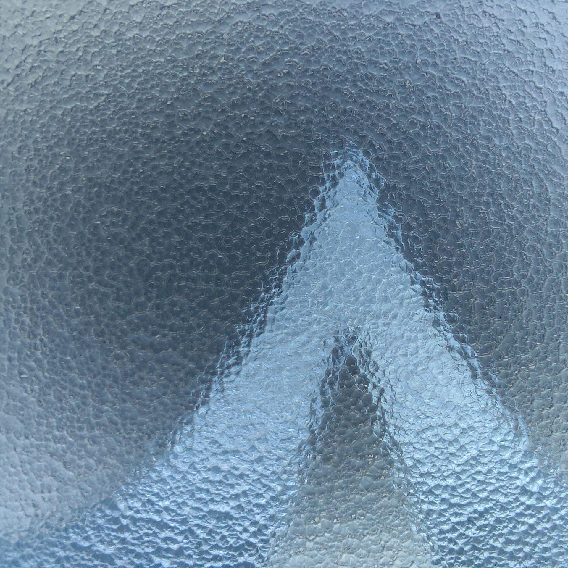 背面のガラス面を顕微鏡で拡大。他機種同様、ガラス面に細かい凹凸をつけることで、マットに仕上げている