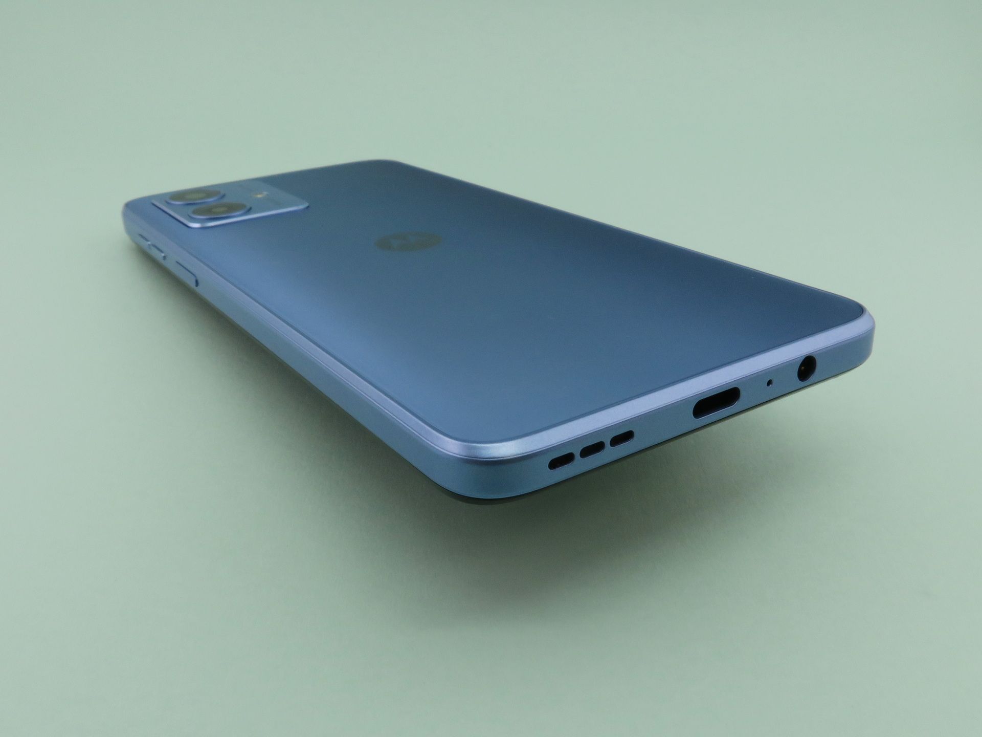 本体下部には中央にUSB Type-C外部接続端子、左側面側（写真内右）に3.5mmイヤホンマイクジャックを備える