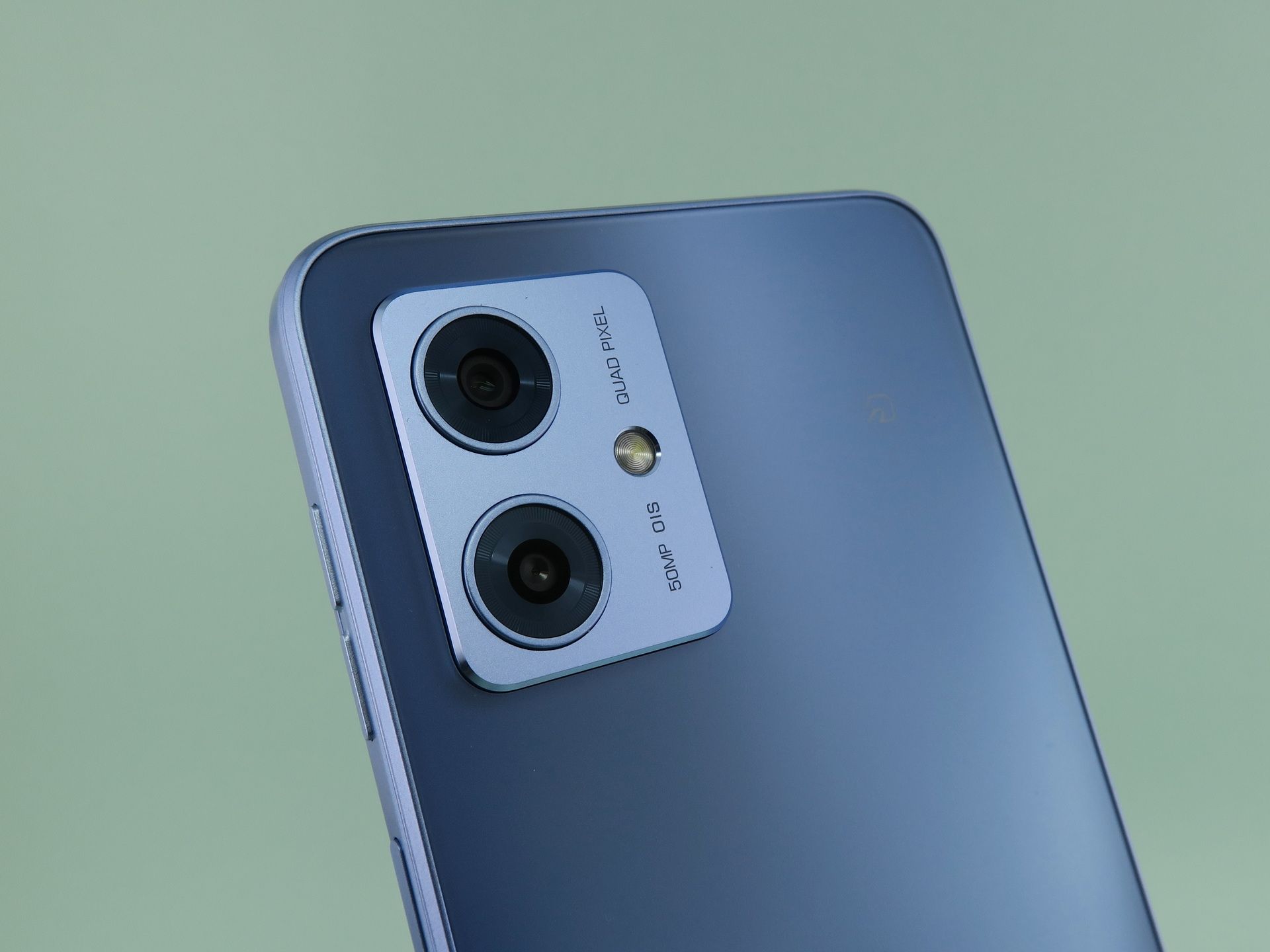 背面には5000万画素イメージセンサーをメインに利用するデュアルカメラを搭載。カメラ部分の突起はわずか1mm