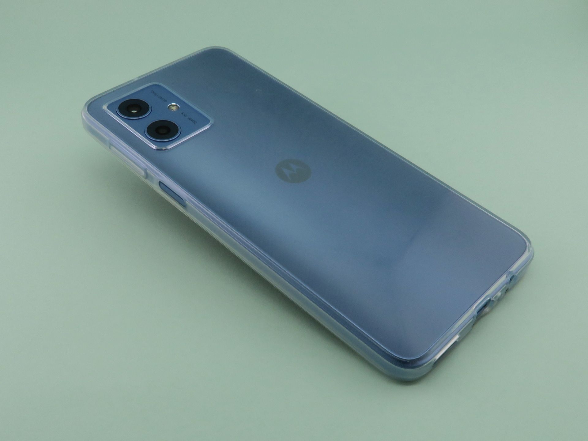 同梱のクリアタイプのカバーは本体背面に装着された状態で出荷される