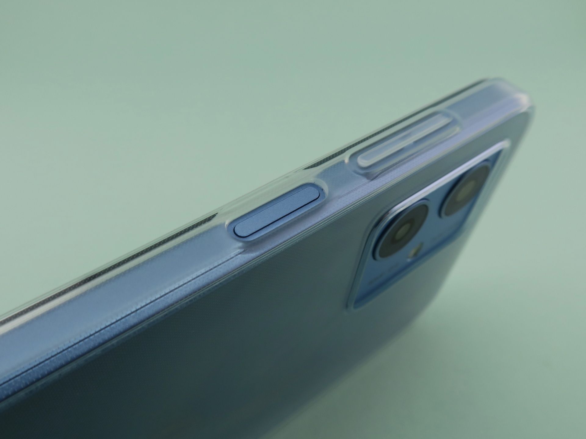 同梱のカバーは指紋センサーを操作するため、電源ボタン部分が開いている。電源ボタン部分の周囲はカバーが薄くなっているため、指紋センサーは操作しやすい