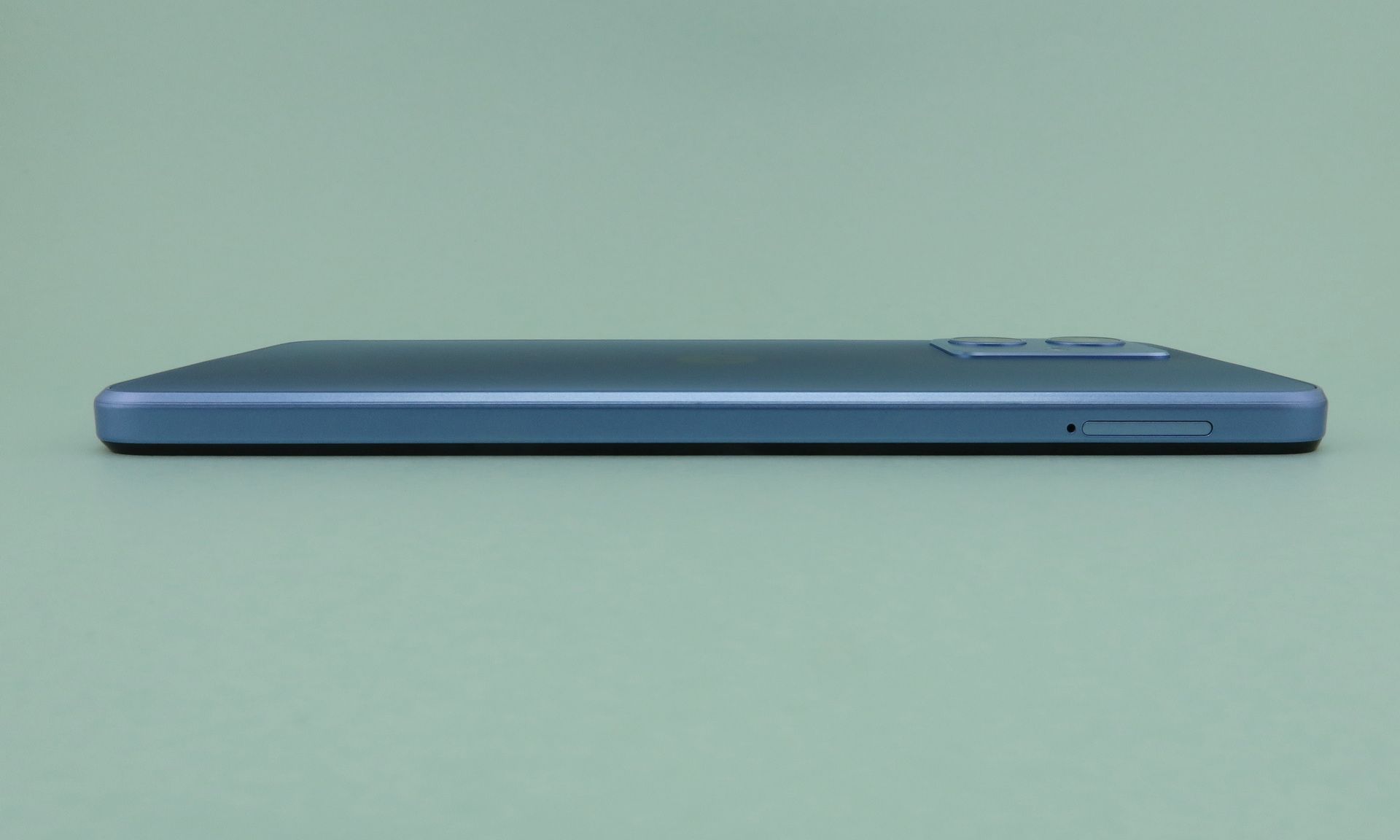 左側面には上部側（写真内右）にピンで取り出すタイプのSIMカードスロットを備える