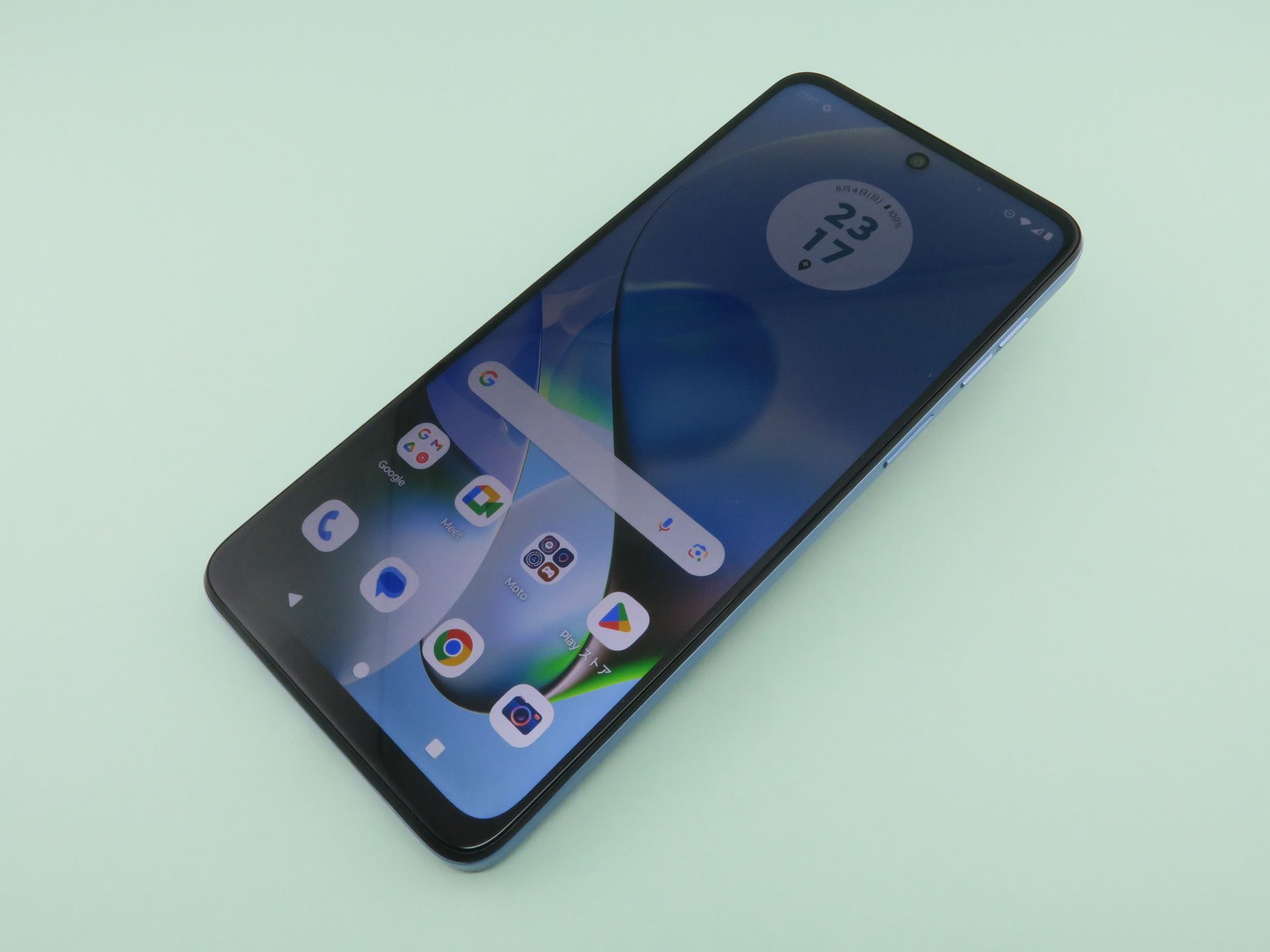 モトローラ・モビリティ・ジャパン「moto g64 5G」、161.56mm（高さ）×73.82mm（幅）7.99mm（厚さ）、177g（重さ）、シルバーブルー（写真）、スペースブラックをラインアップ。<br>同型のワイモバイル向け「moto g64y 5G］はバニラクリーム（ヴィーガンレザー仕様）も選択可能