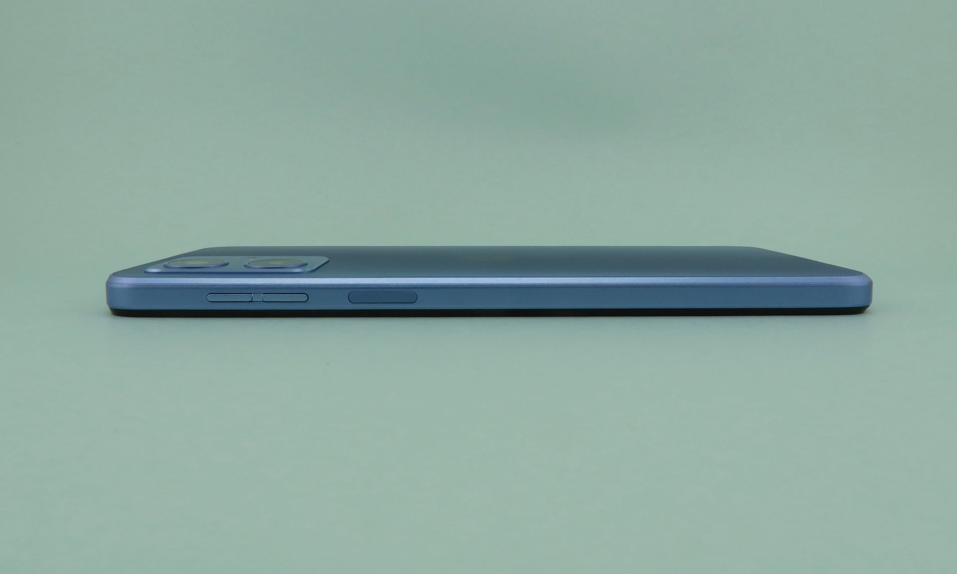 右側面にはシーソー式音量キー、指紋センサーを内蔵した電源ボタンを備える。電源ボタンはやや凹んだ位置に埋め込まれている