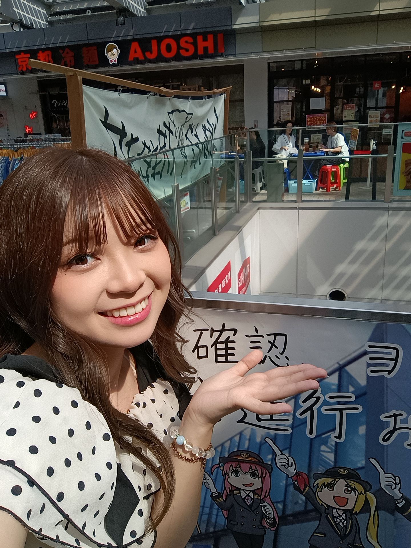 インカメラで撮影。画角が広いため、背景を活かした撮影も可能