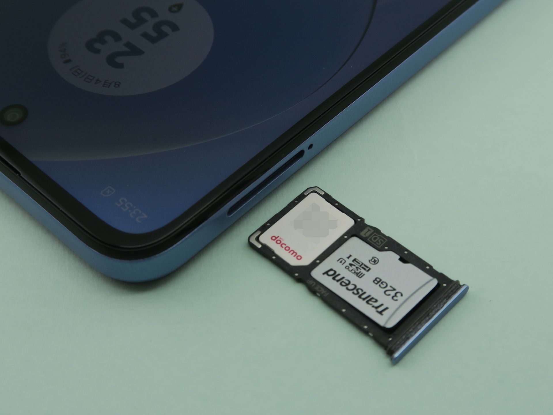 本体左側面の上部側のSIMカードスロットはピンで取り出すタイプ。SIMカードトレイにはnanoSIMカードとmicroSDメモリーカードを1枚ずつ装着可能