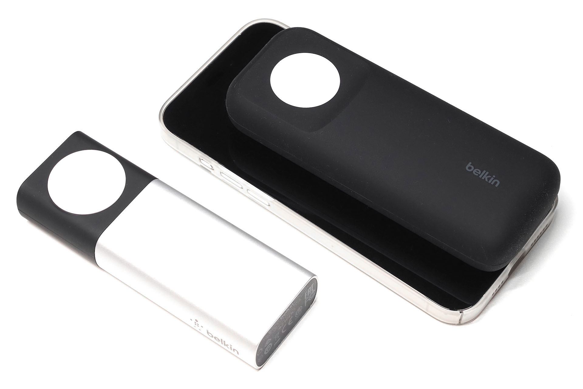 新型は外側が上質シリコーンで覆われているとのこと。硬い部分がほぼないので、バッテリーがほかのデバイスを傷付けることはまずない。バッテリー自体も傷付いたりしない。旧型は銀色の部分がアルミなので、傷付きに注意して扱う必要があった。