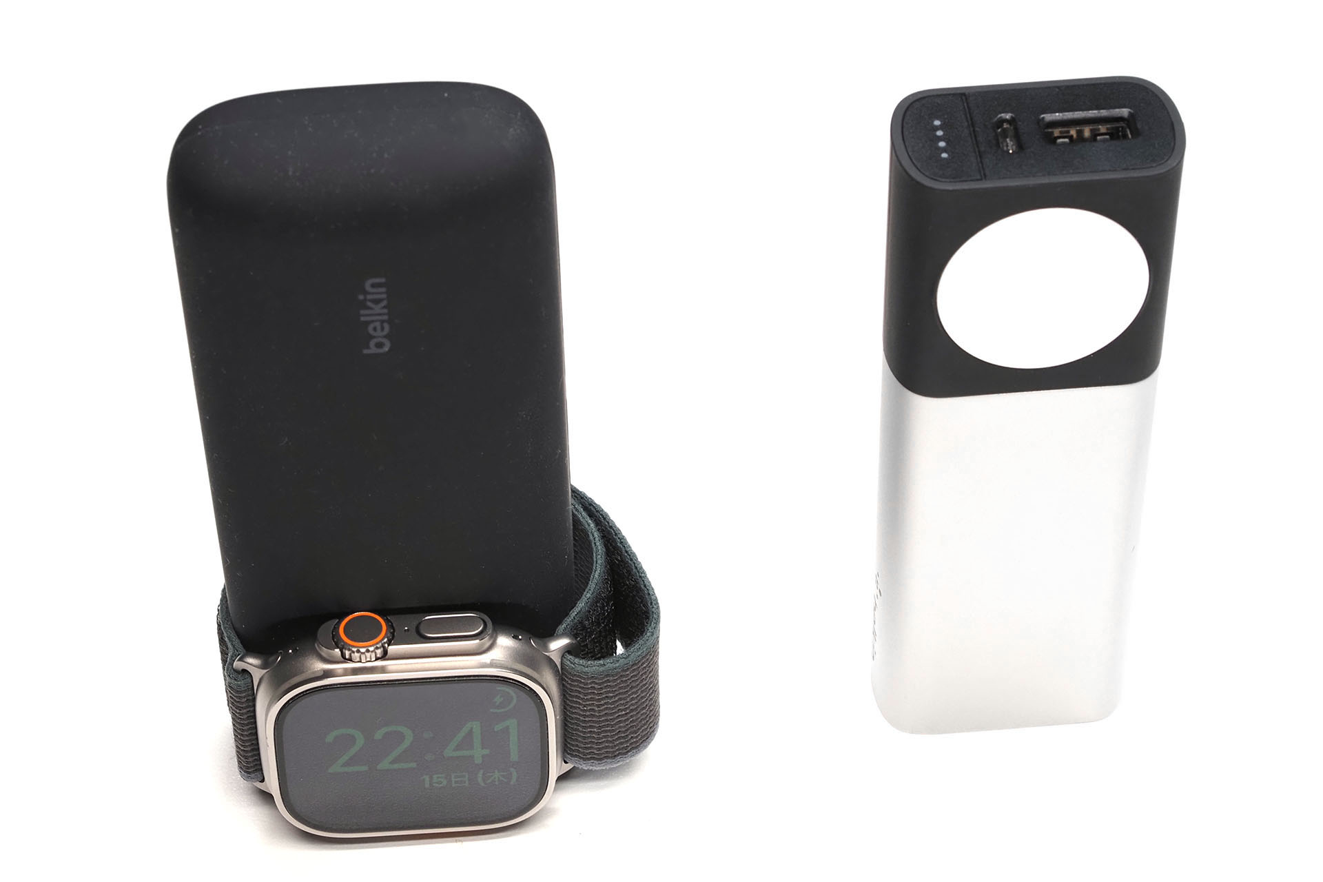 新型はポート側を下にすると不安定だが自立する。自立した状態でApple Watchのみを充電できる。