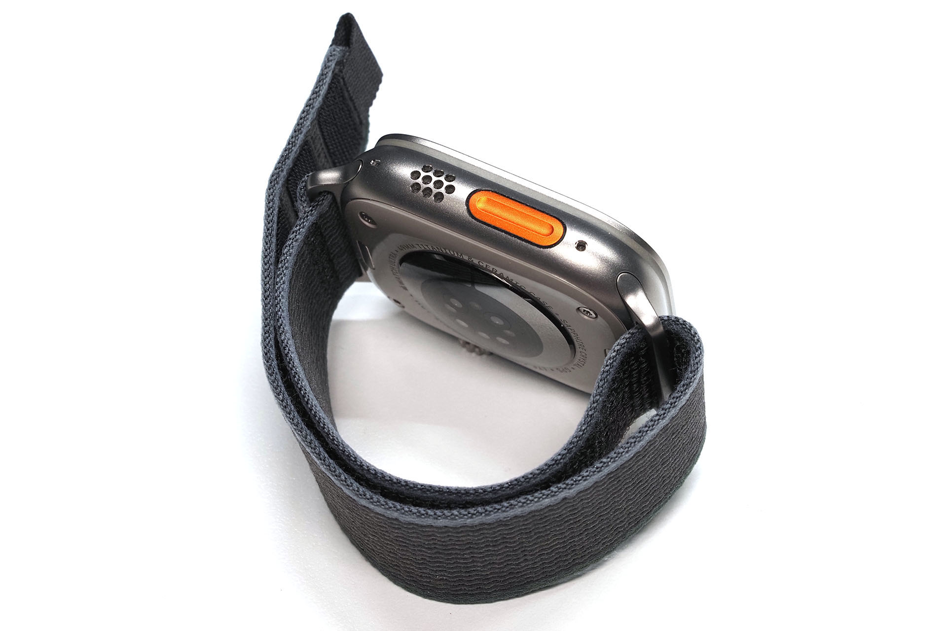 巻き付け固定が可能かどうかは、要するにバンドをどのくらいまで締められるかに関わってくる。いっぱいに締めたとき、バンド内側が狭ければ巻き付け固定できる可能性が高い。