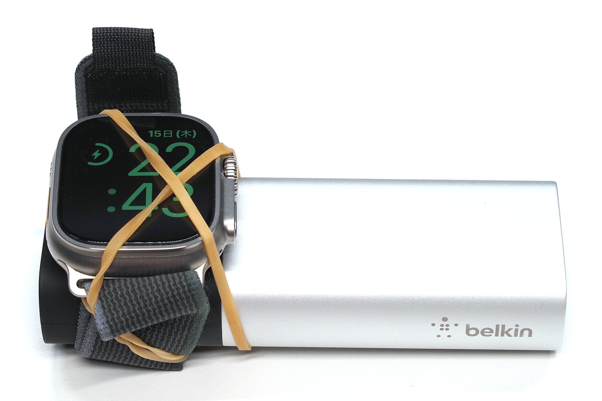 前のバッテリーでは、このようにApple Watchをゴムバンドでバッテリーに固定していた。固定がちょっとメンドクサイのであり、それ以上になんかみすぼらしくて物悲しい。