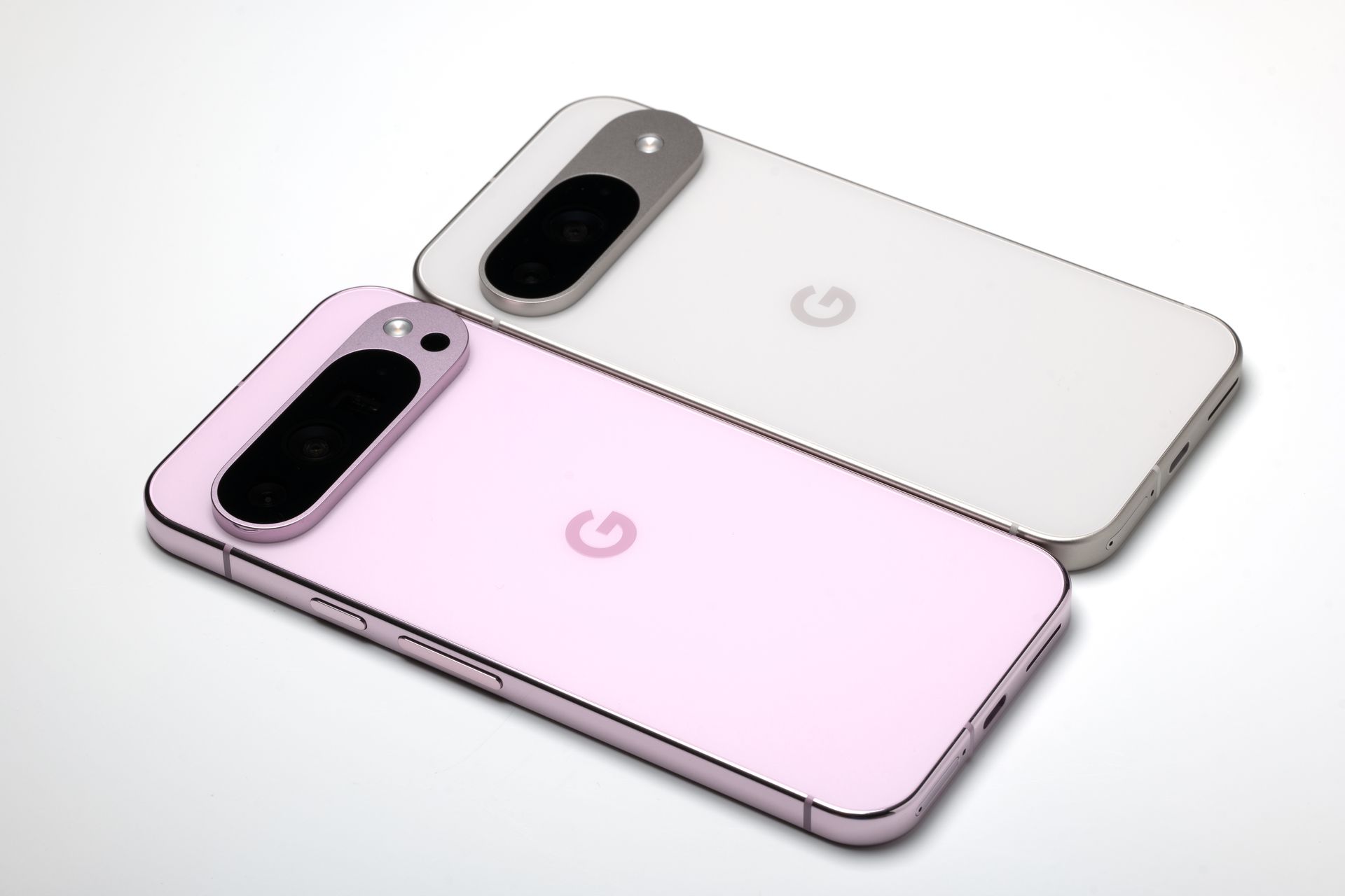 「Pixel 9 Pro XL」と「Pixel 9」を比較してみたが、サイズ感はおよそこんな感じ