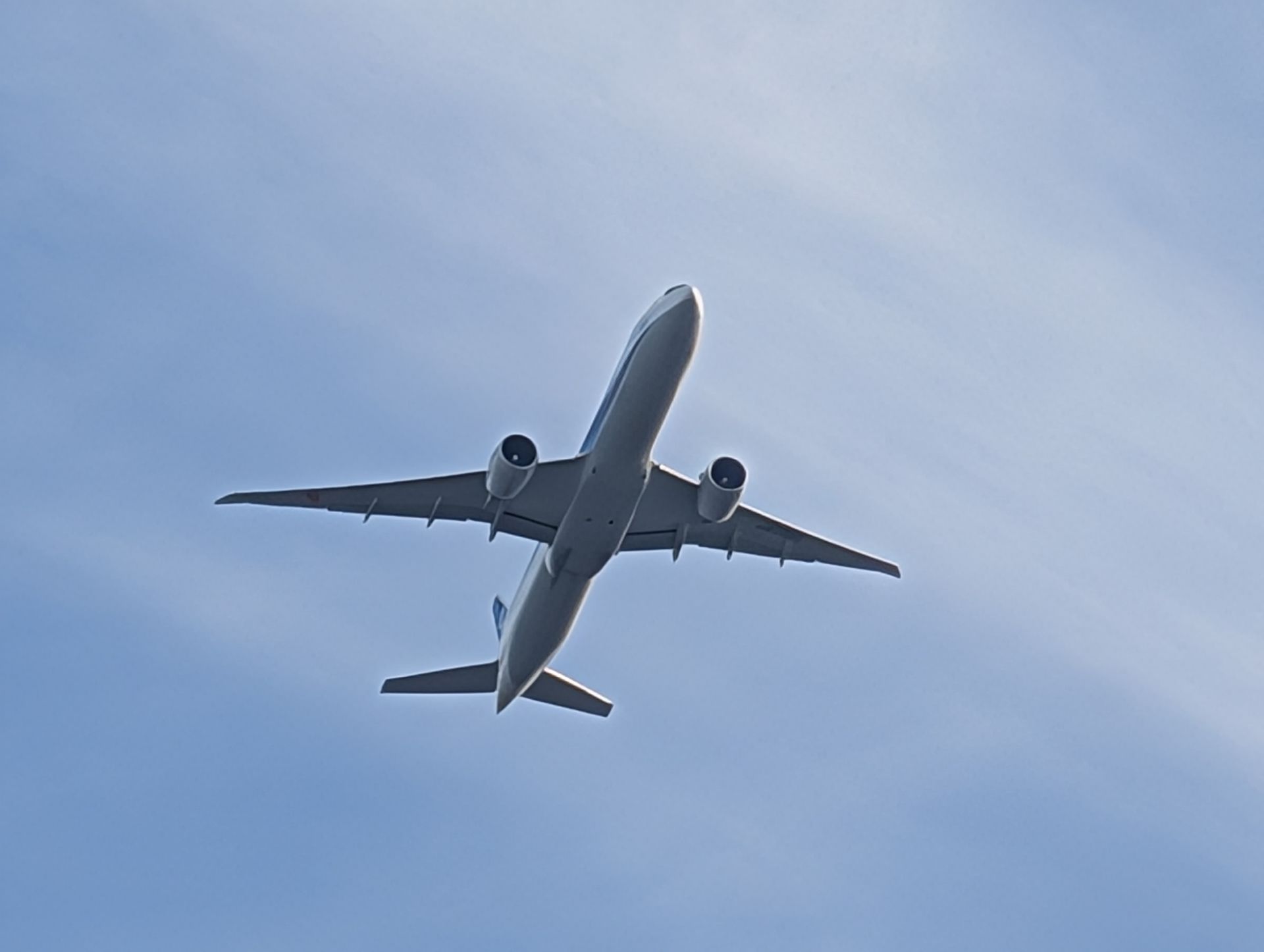 30倍の超解像ズームで旅客機を撮った。35mm判換算約1100mm相当だがガイドに従えば簡単にフレーム中央にブレなく捉えられた。このカットも「ズームエンハンス」を使えばさらに高精細に仕上げられる