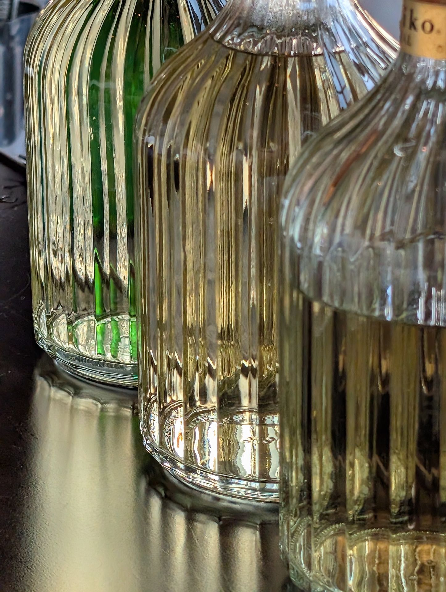 ホテルのバーで焼酎のボトルを撮った。そのきらめきと微妙な色再現性に驚かされた。立体感とリアル感が同居している