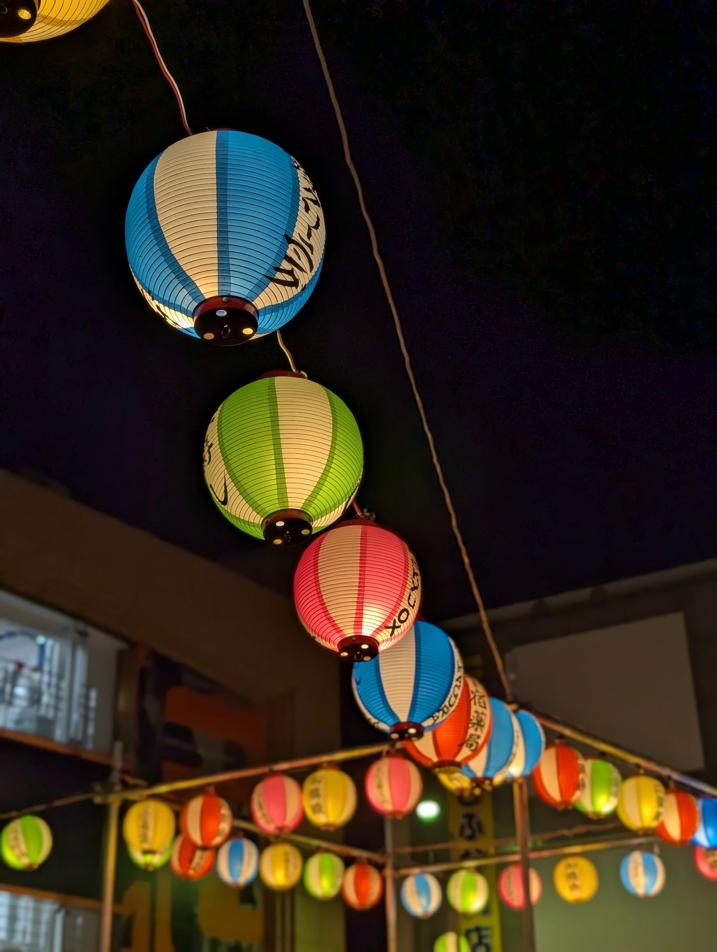 夜の盆踊り会場で。吊られた提灯をポートレートモードで撮ったが、見事な境界判定とボケ感、そして現場の雰囲気をうまく残したホワイトバランスにビックリ