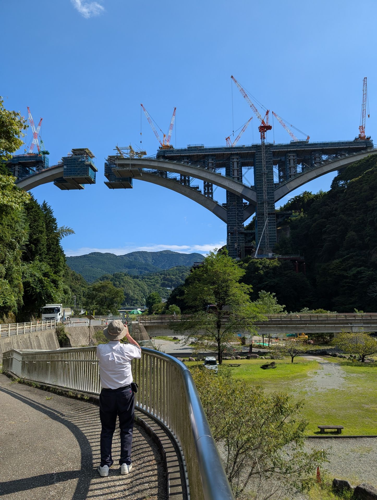 今まさに繋がろうとしている橋を撮る人を後方から。電源キーのダブルクリックで確実に立ち上がるカメラはシャッターチャンスに強い。「Pixel 9 Pro XL」はスナップに最適のスマートフォンだ