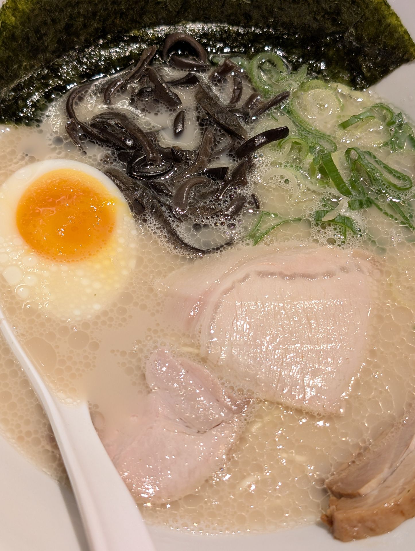 ロケの帰りに食べたラーメンを撮った。ミックス光の店内だったが良好に補正されて、シズル感とリアル感あふれるカットになった