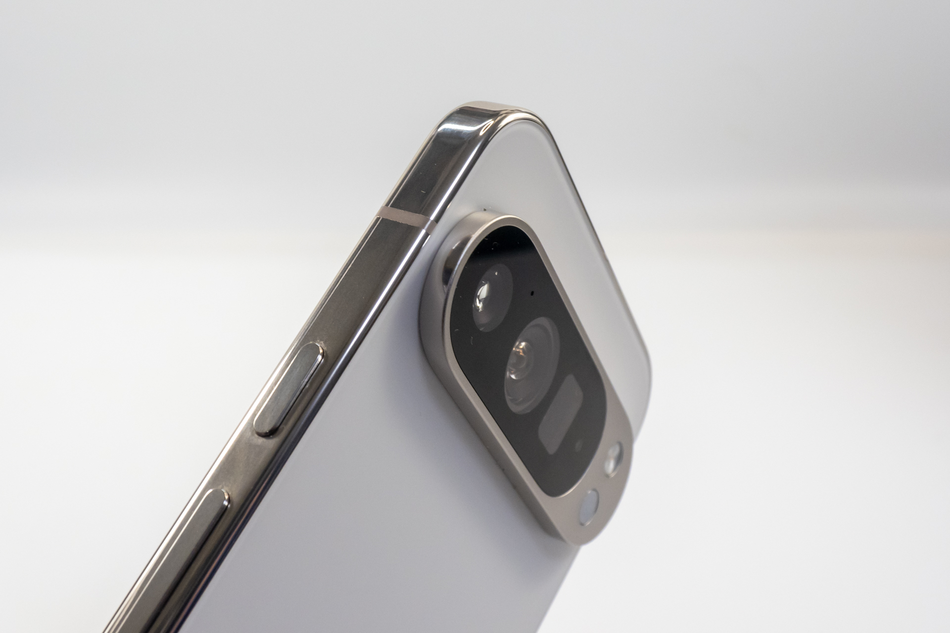 見た目はカメラ回りがかなり突出している印象