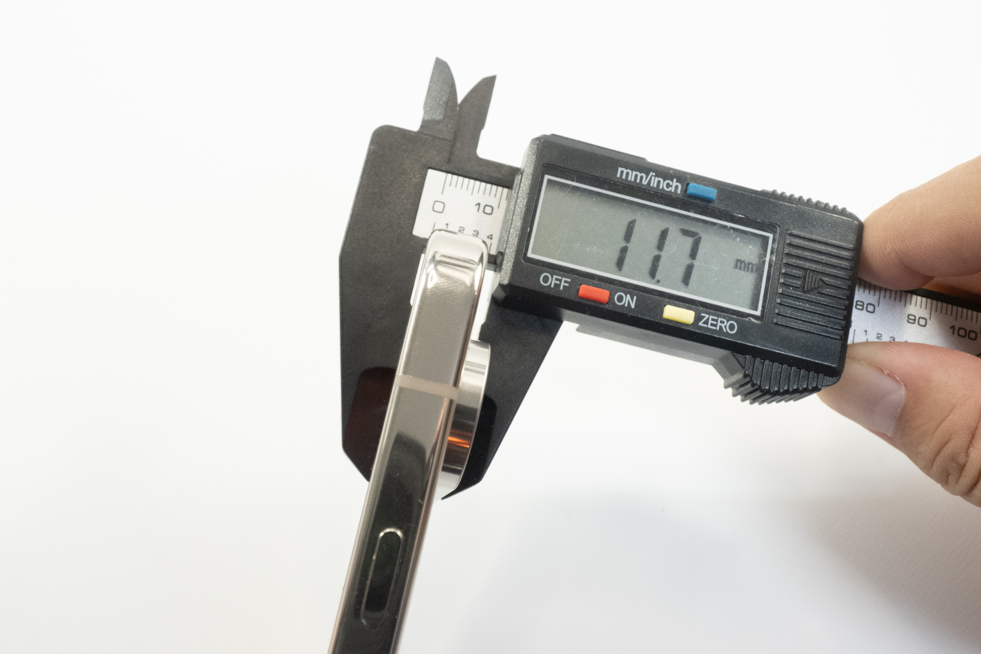 実測で厚みは11.7mmほど