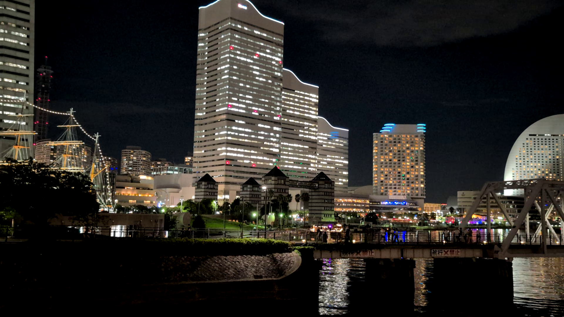 夜景モードで撮影したブースト変換前の動画のスクリーンショット