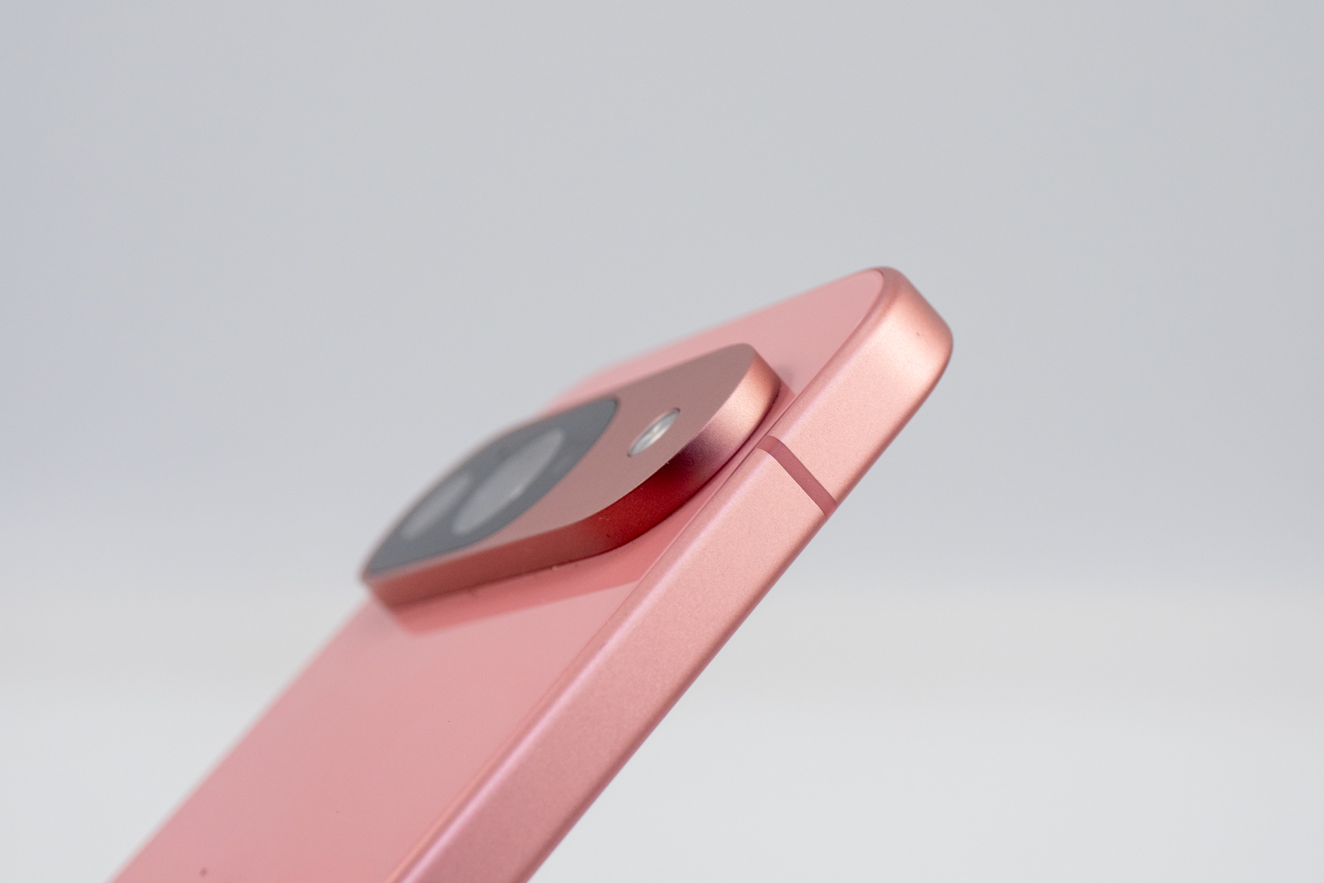 カメラ回りは突出している印象を与えるが、実測すると厚みは一般的な仕上がり