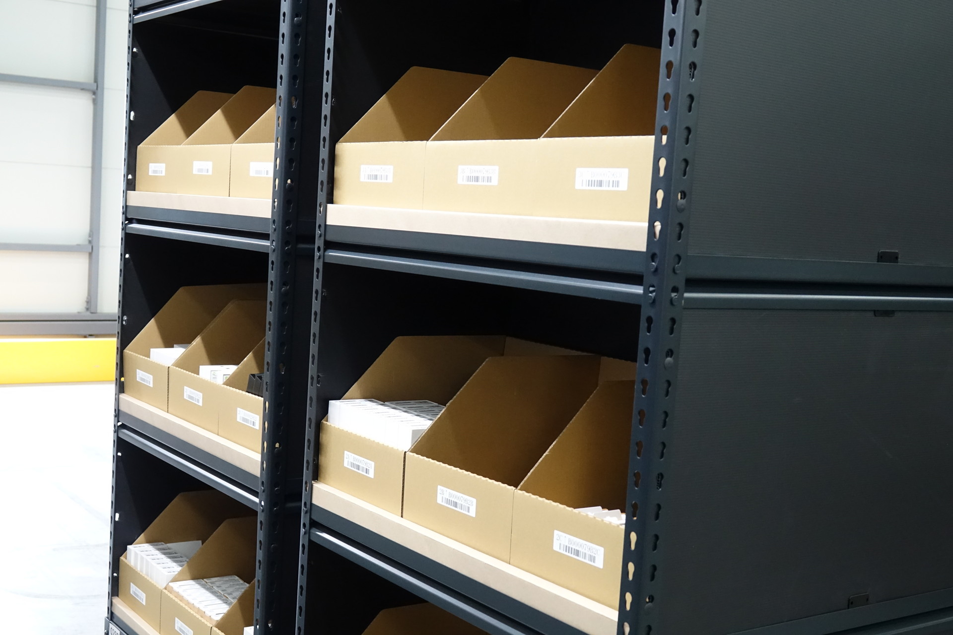 ピッキング作業。人が商品を取りに行くのではなく棚の方が走って来る