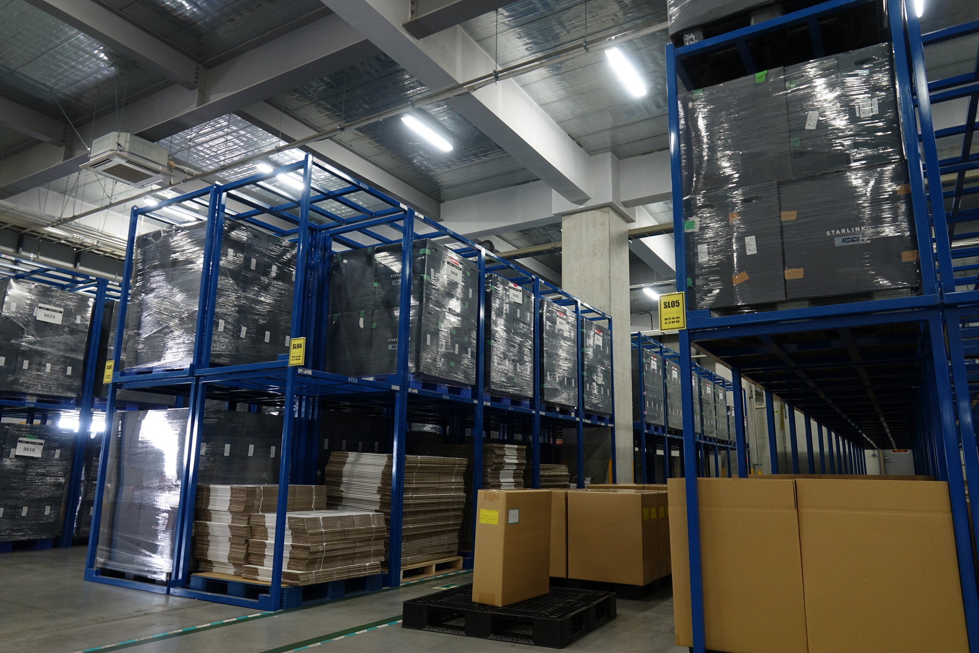 KDDI東日本物流センター内。Starlinkのパッケージが並ぶ一角がある