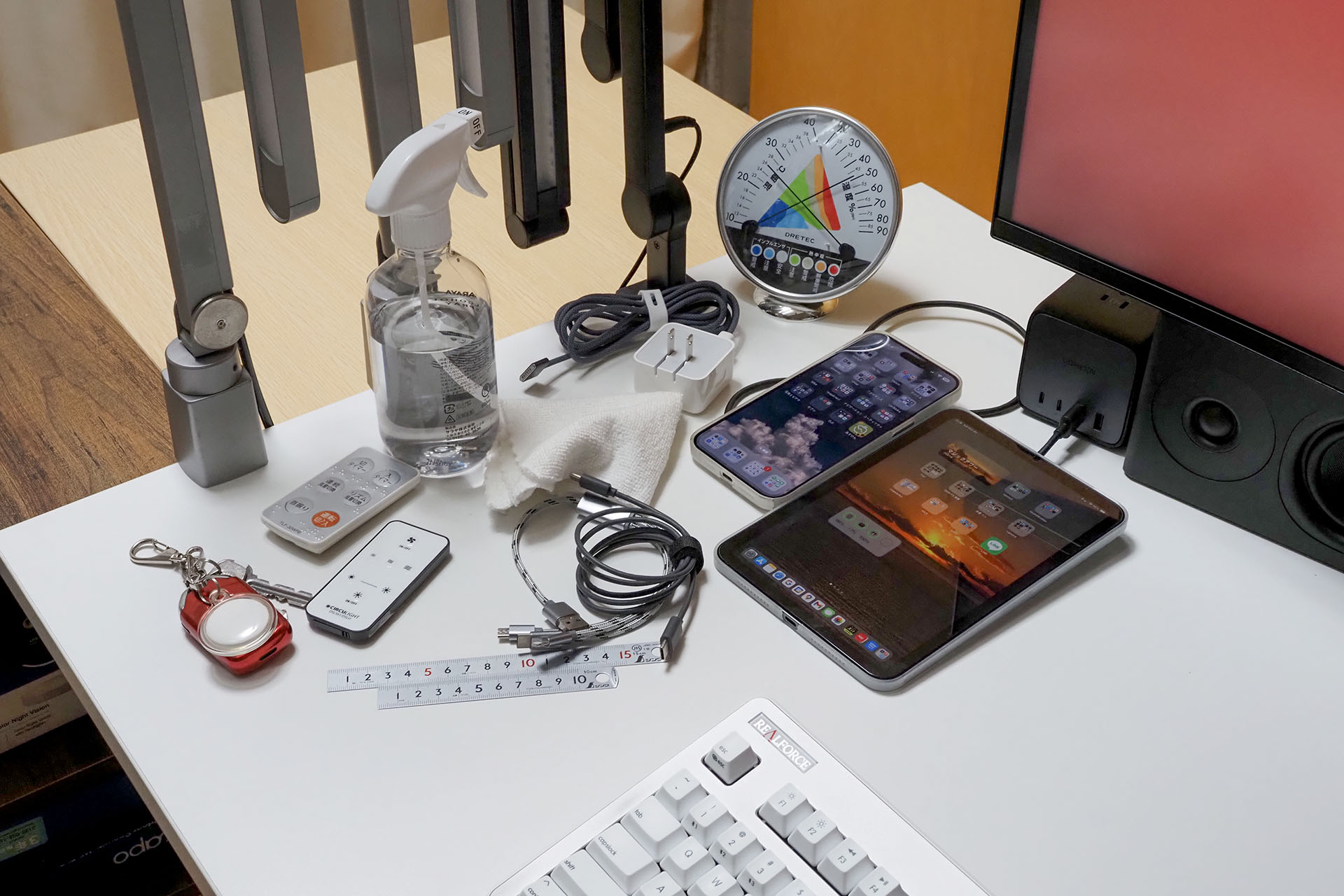 机の左側はこんな雰囲気でモノがいつもあった。このスペースを使うときだけ、散らかったモノを片付ける、みたいな？　そういう状況が続いていた