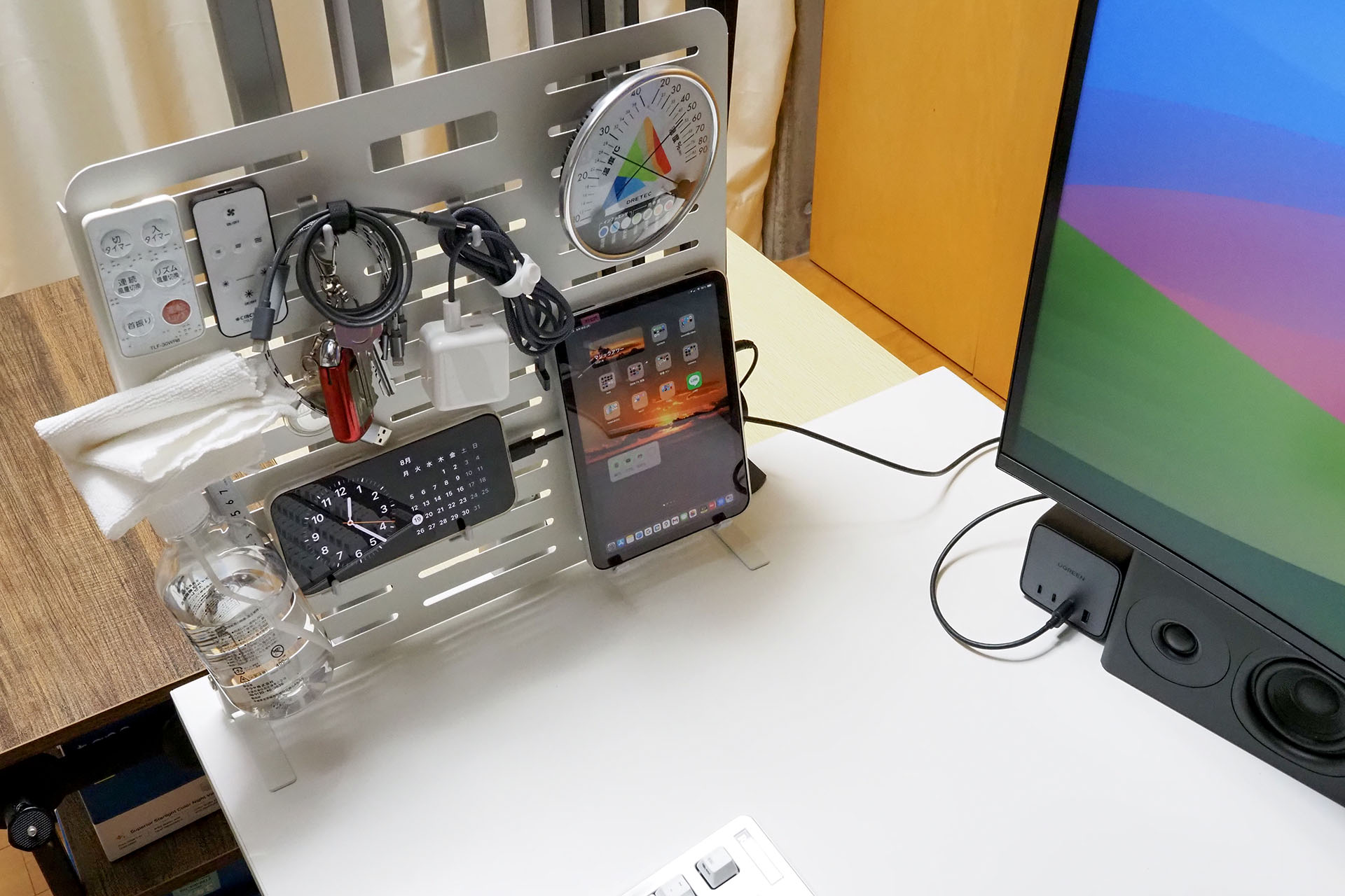 LIHIT LAB「ALTNA アレンジボード」を使ったらこのとおり。現在はまた違うが、モノの居場所が決まったので、以降はあまり散らかることがなくなった