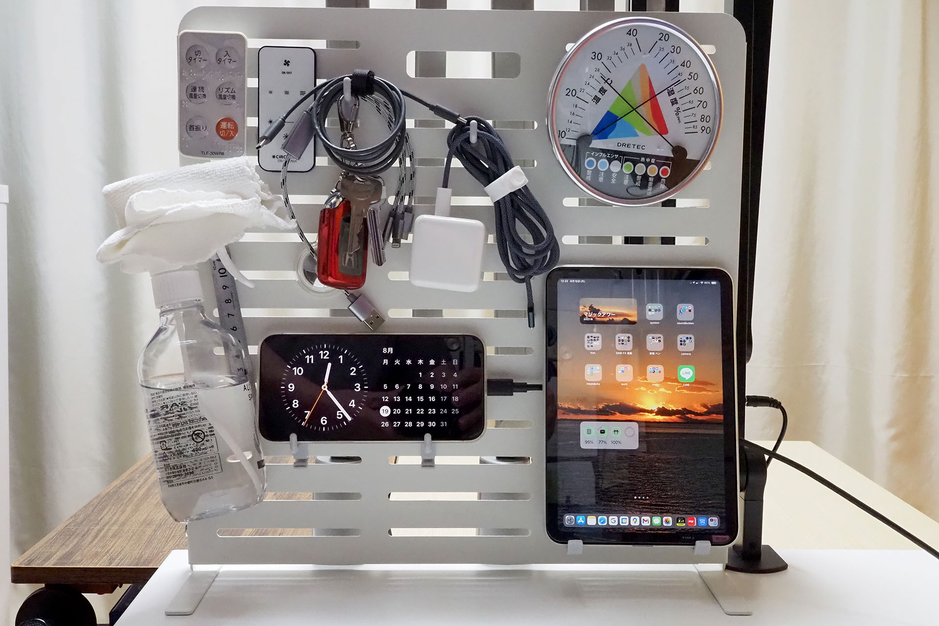 机上面ではなく、机上の空間を収納に使っているので、机上面が広く保たれるというわけですな。