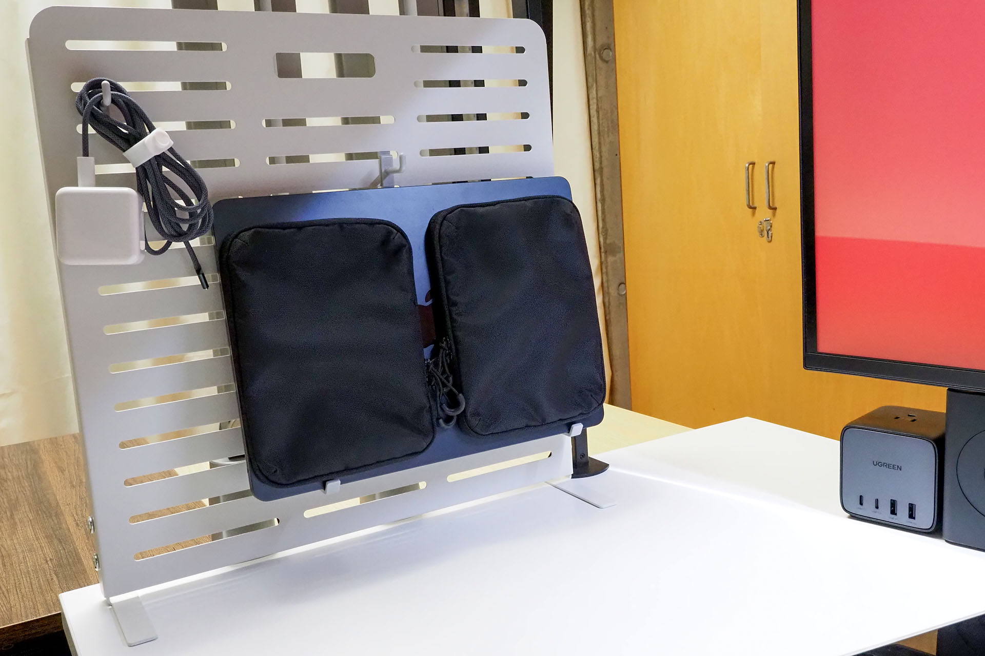 うっそ～ん！　M3 MacBook Air 13インチも置けちゃった（黒い袋みたいなのはMacBook天板に貼った小物入れ）。しかもMacBookの重さにより、ALTNA アレンジボードの安定感がさらに増した！　MacBookをクラムシェルモードで使うときのPCスタンドとしても実用的かもしれニャい！