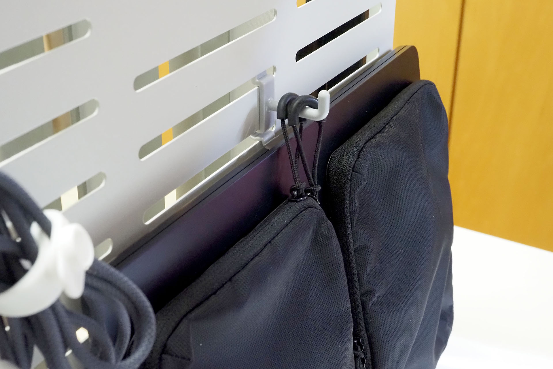 でも大きめの地震が来たらM3 MacBook Air 13インチが落ちたりするかも？　13インチMacBook Airに貼った小物入れのファスナー取っ手を、ALTNA アレンジボード付属のSサイズフックに掛けてみたら、イイ感じの13インチMacBook Air転倒防止になった