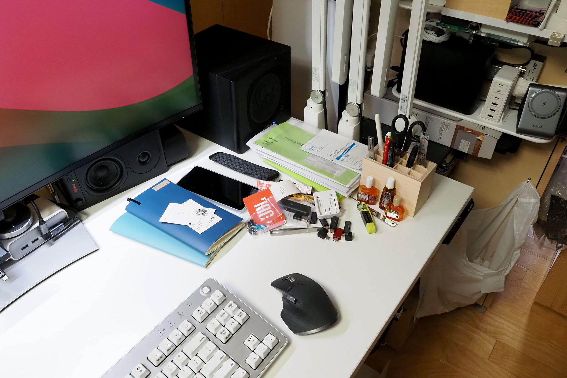 以前は、まあこんな感じであった。「結局使うんだから出しときゃいいじゃん」的に開き直っていた？　たまに片付けるが、すぐ散らかったのであった。