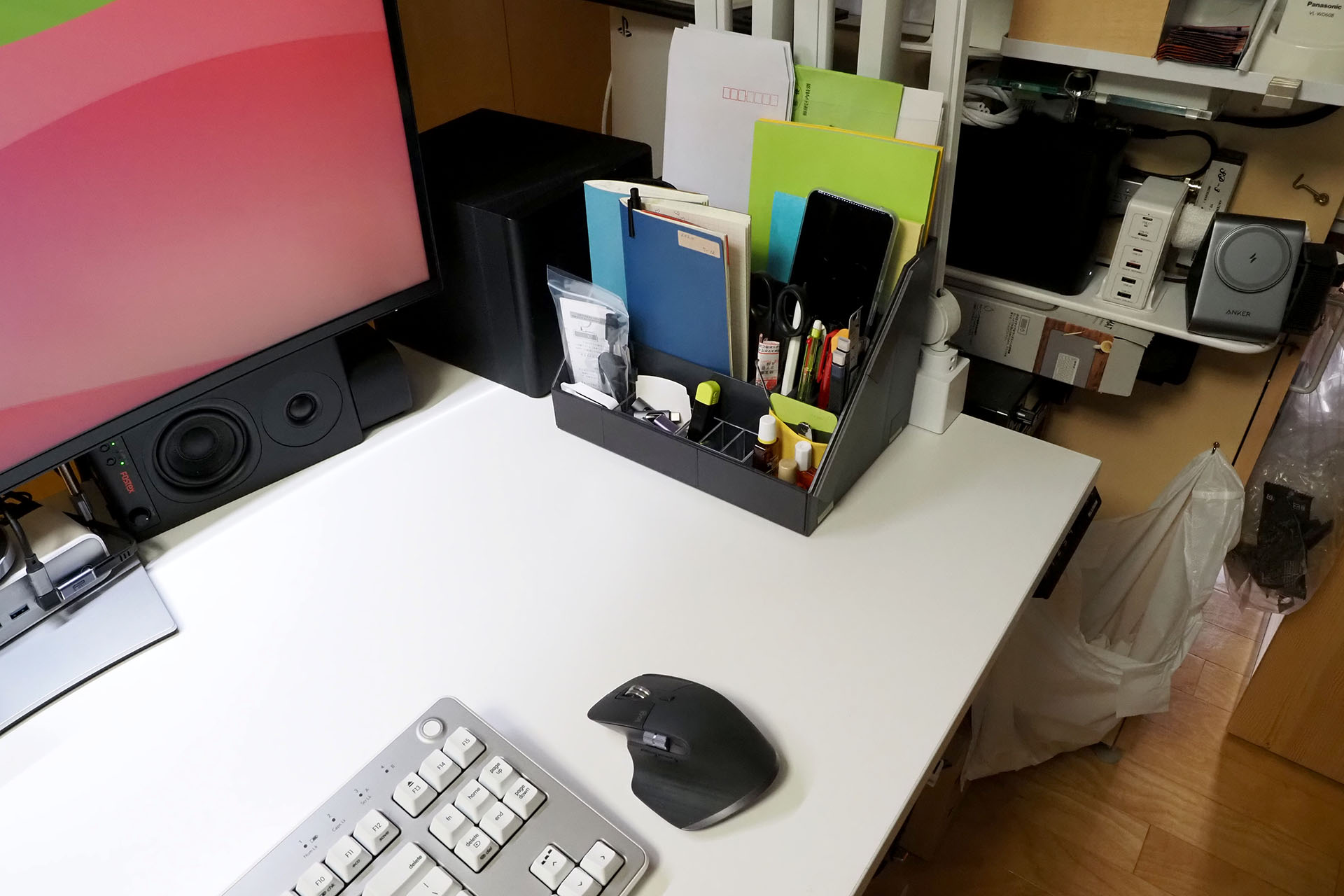 デスクオーガナイザー使用後は、やはりモノの居場所が決まったので散らかりにくくなった。