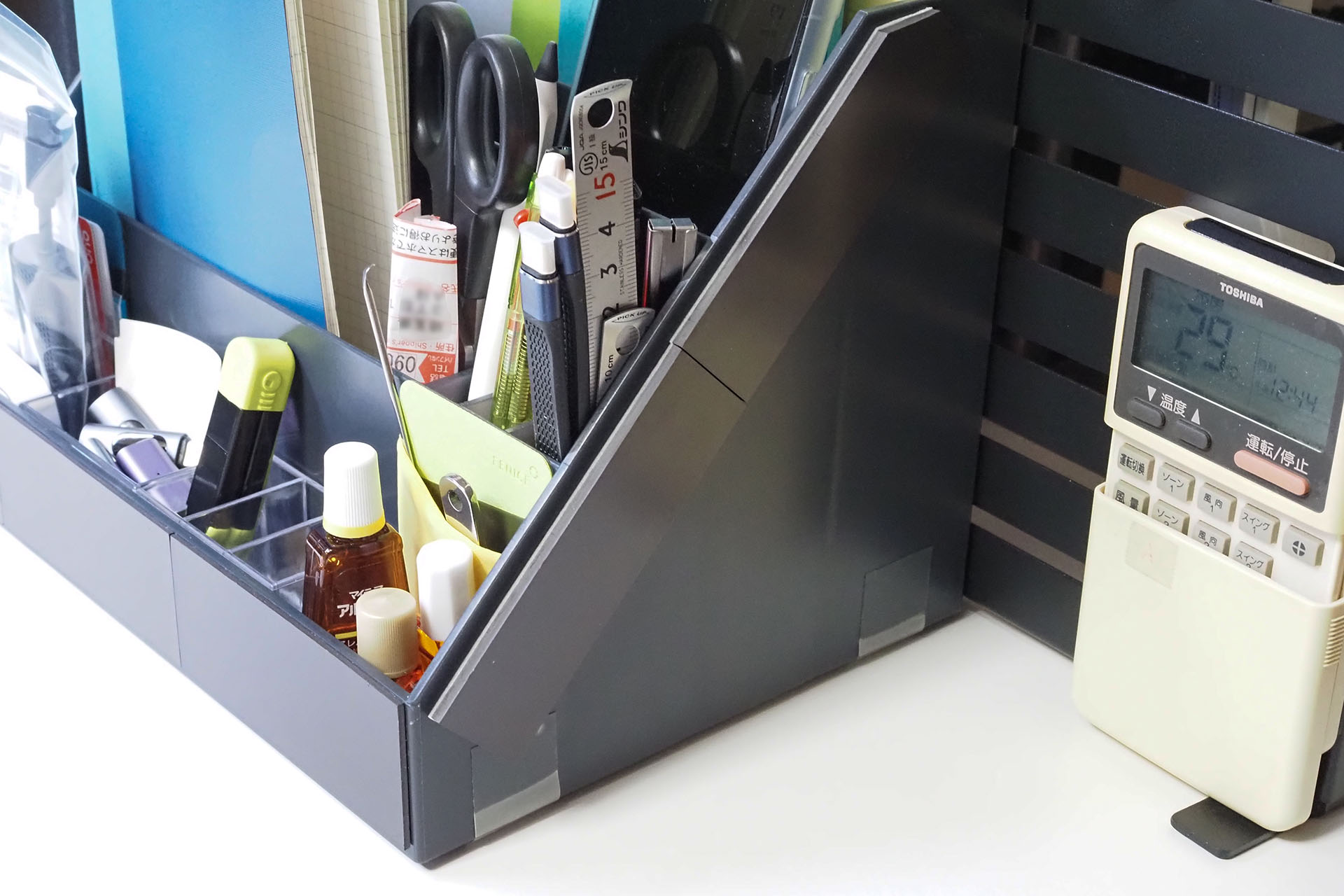 デスクオーガナイザーの左右にはマグネットシート（マグネットプレート）を貼っている。マグネット吸着する小物をくっつけるためだ