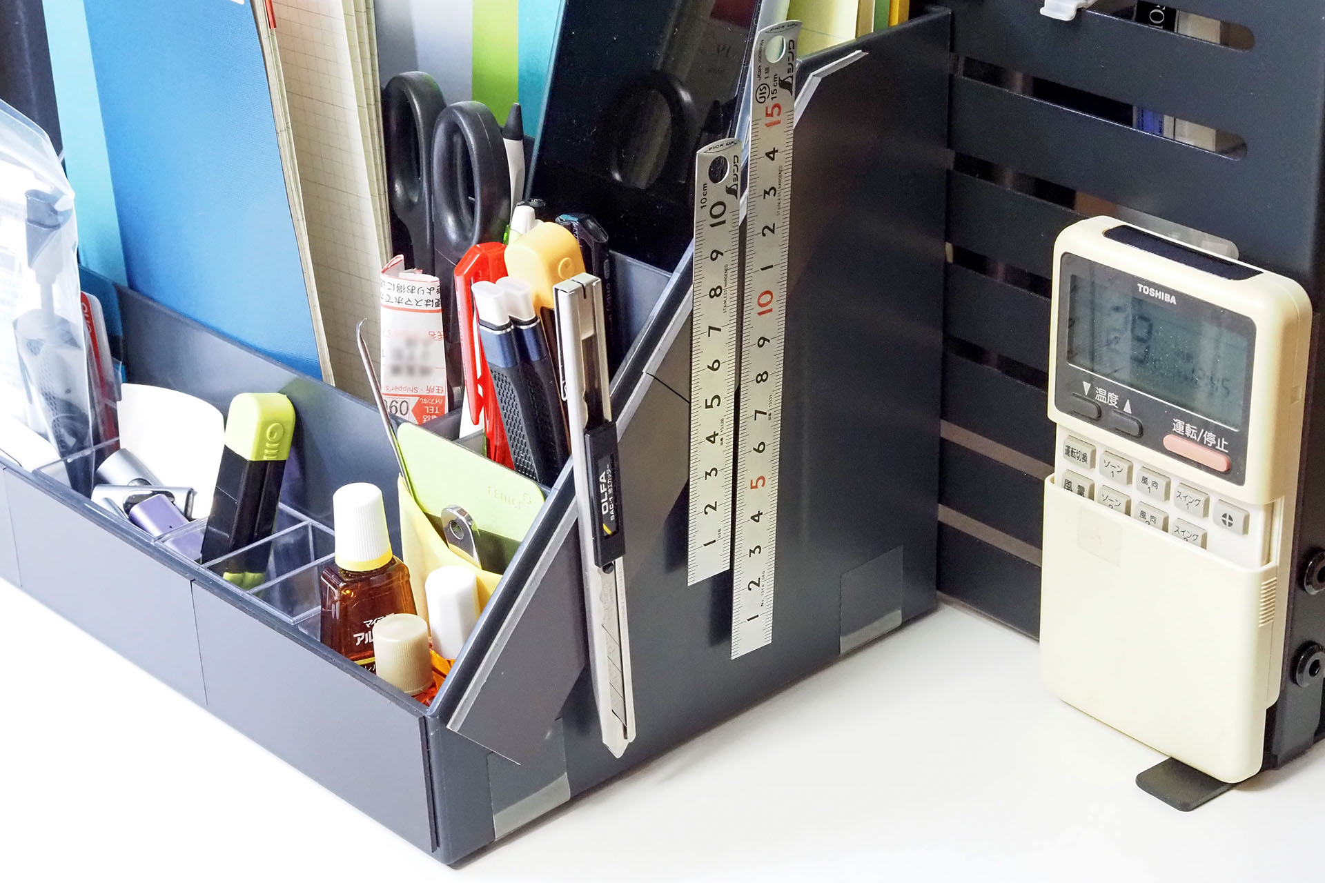 たとえばカッターナイフやスチール定規などのよく使う小物をマグネット吸着させている。カッターナイフにスチールプレートを貼ってマグネットに吸着するようにしている