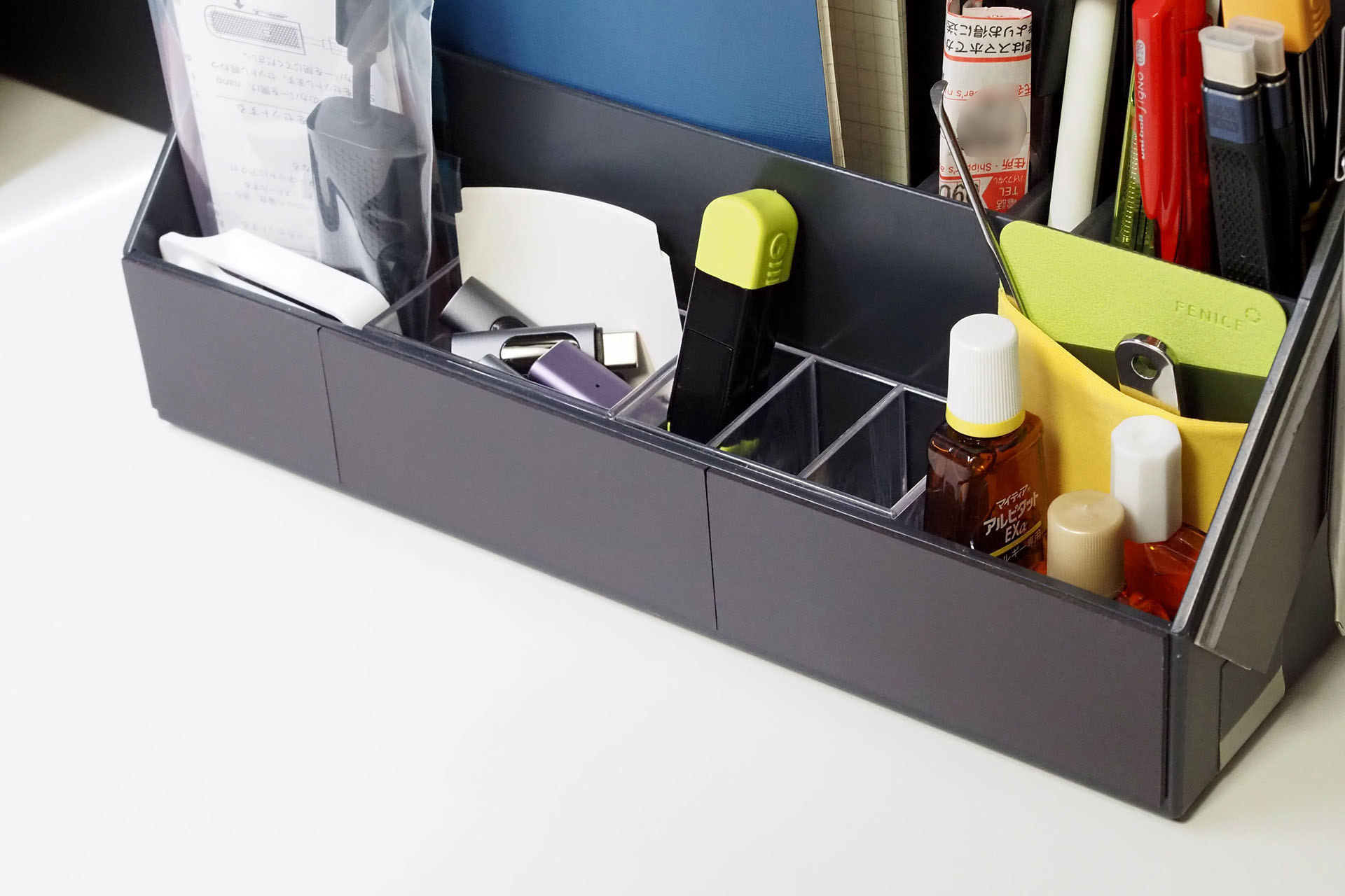 デスクオーガナイザー前面にもマグネットシート（マグネットプレート）を貼っている