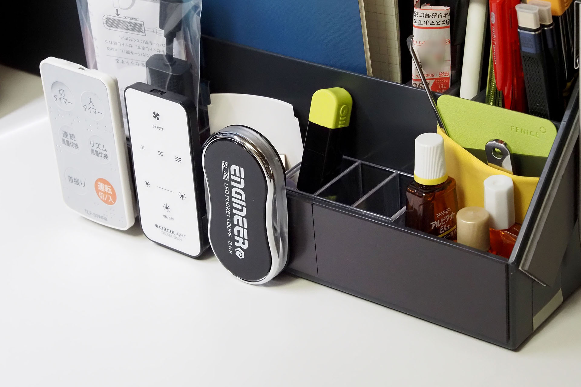 リモコンやルーペの背面にスチールプレートやマグネットを貼り、デスクオーガナイザー前面に吸着できるようにしている